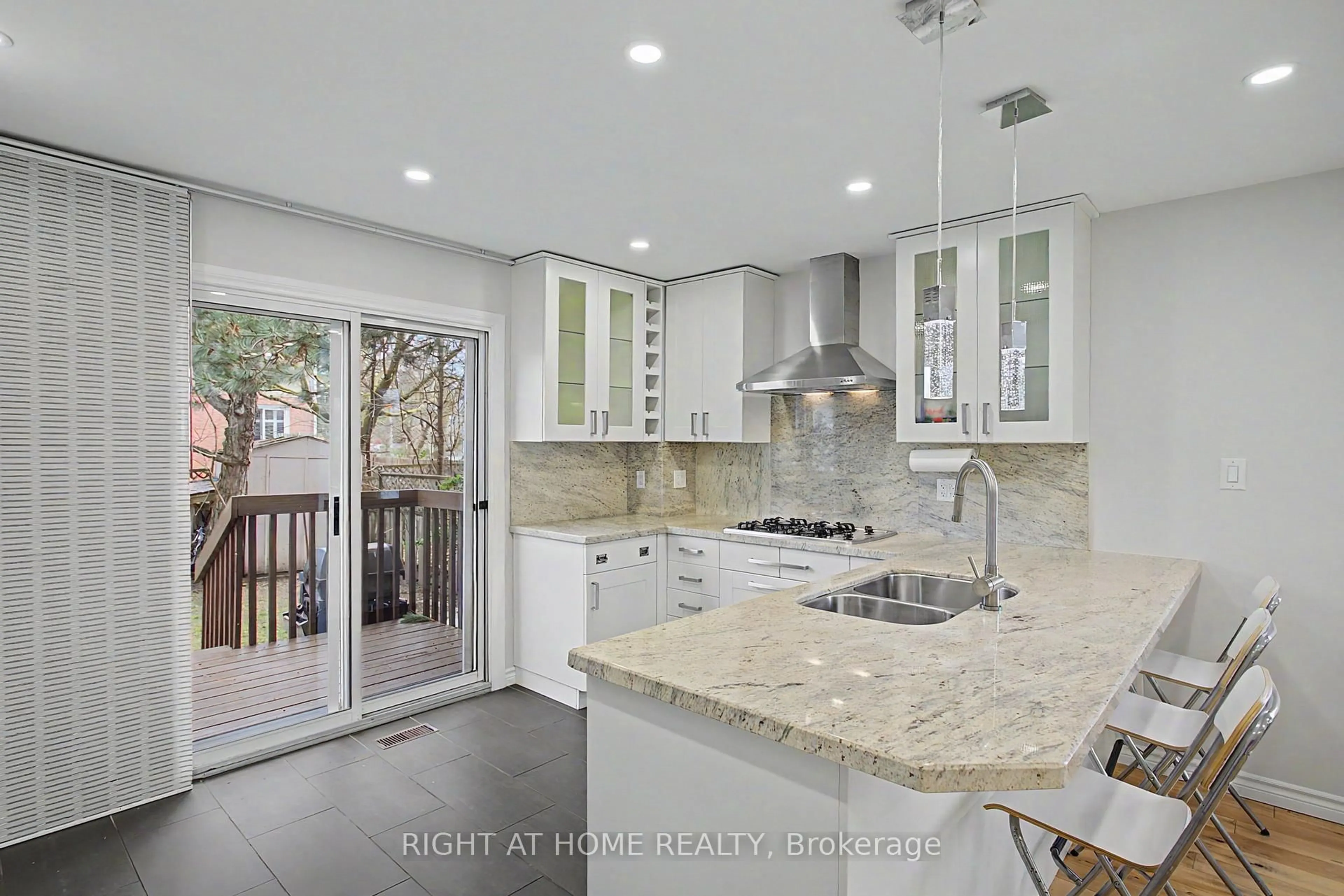 Open concept kitchen, ceramic/tile floor for 71 Avenue Rd, Richmond Hill Ontario L4C 9N6