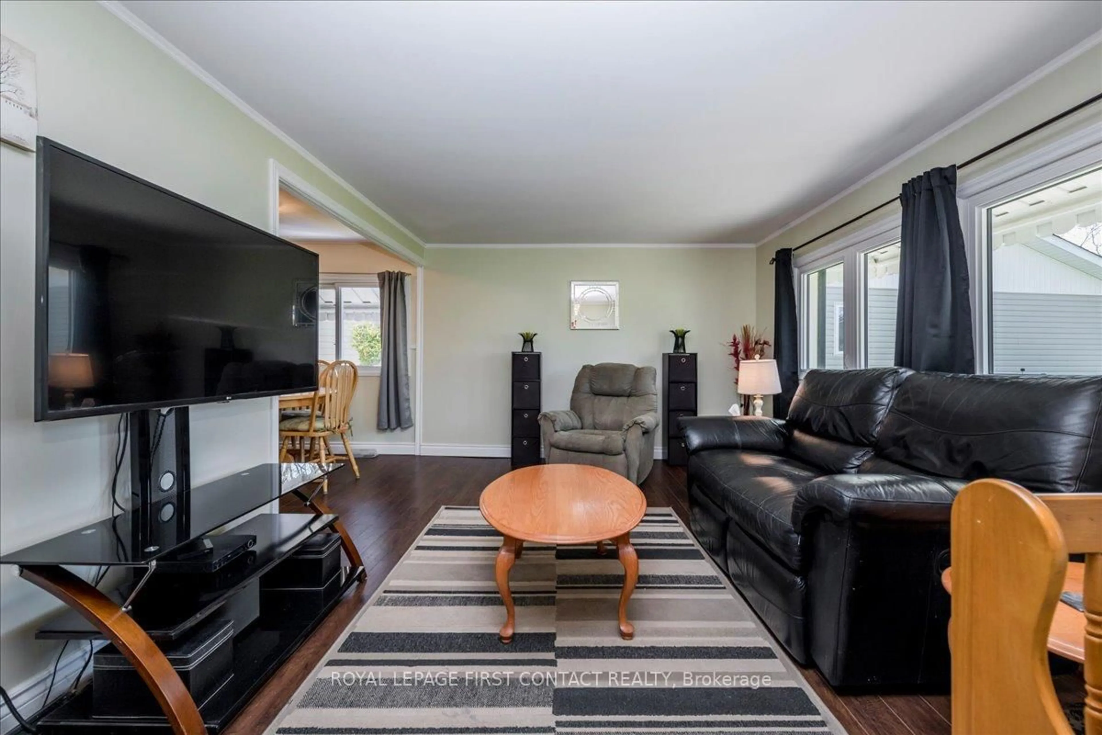 Living room with furniture, unknown for 34 Flora Dr, Innisfil Ontario L9S 1R1