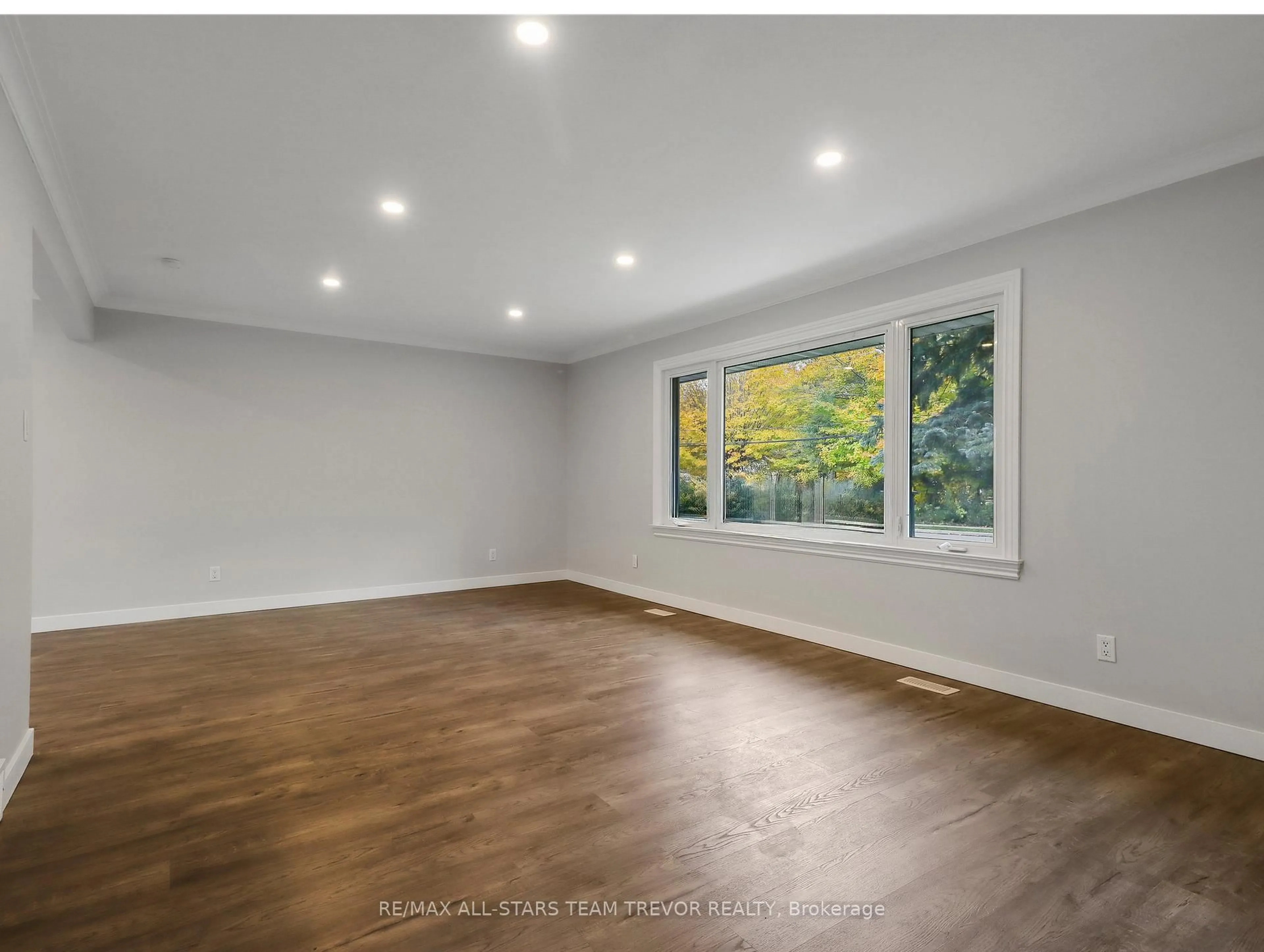 A pic of a room for 58 Queen St, Georgina Ontario L0E 1R0