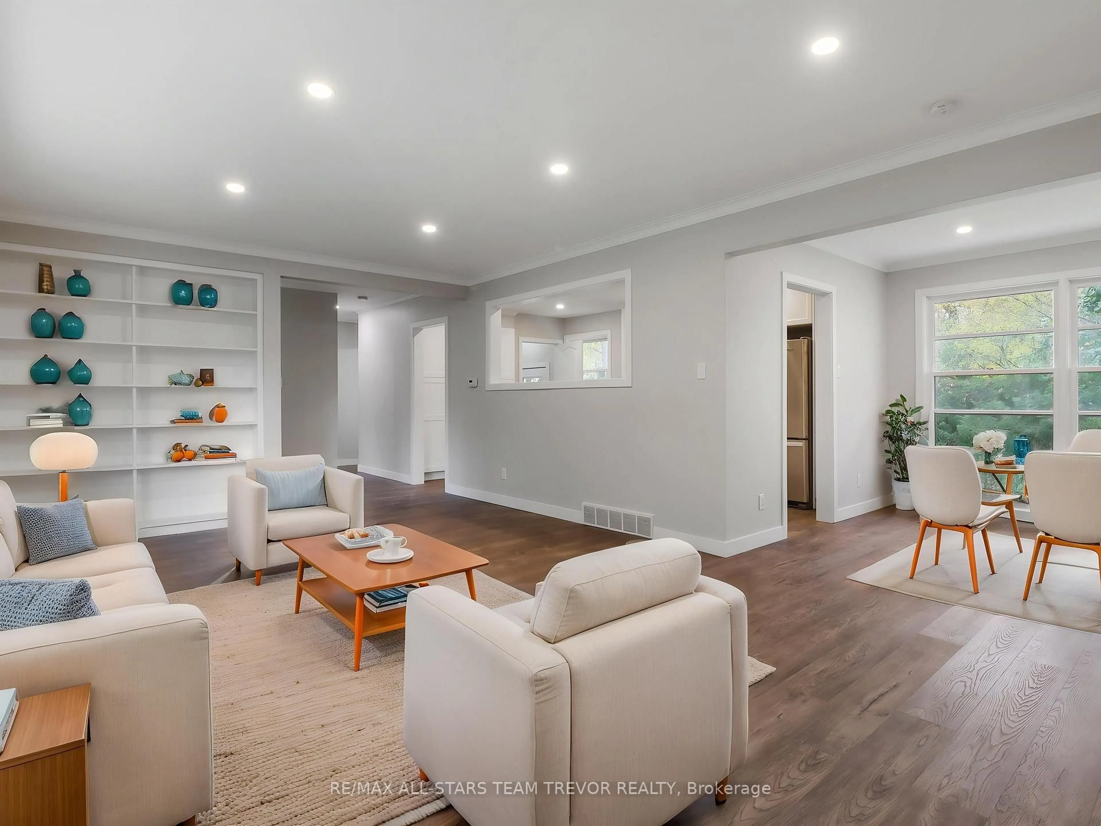 Living room with furniture, wood/laminate floor for 58 Queen St, Georgina Ontario L0E 1R0