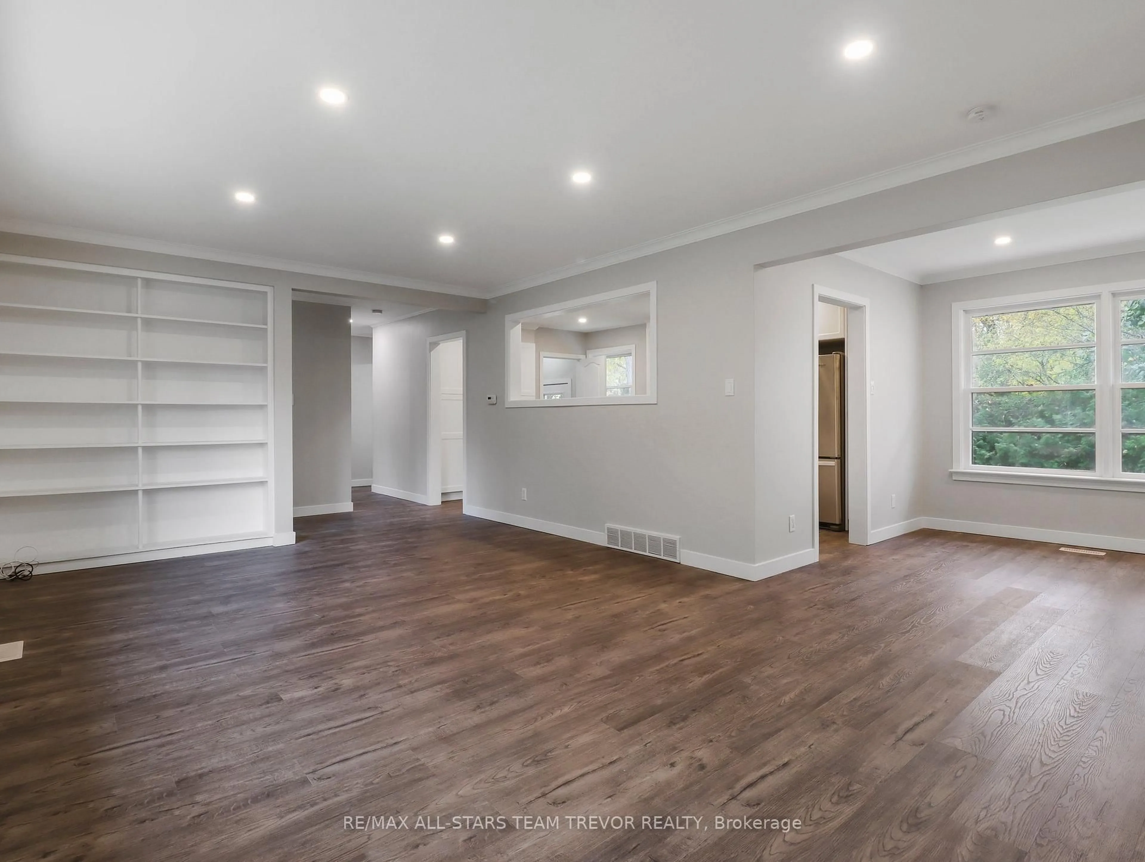 A pic of a room for 58 Queen St, Georgina Ontario L0E 1R0