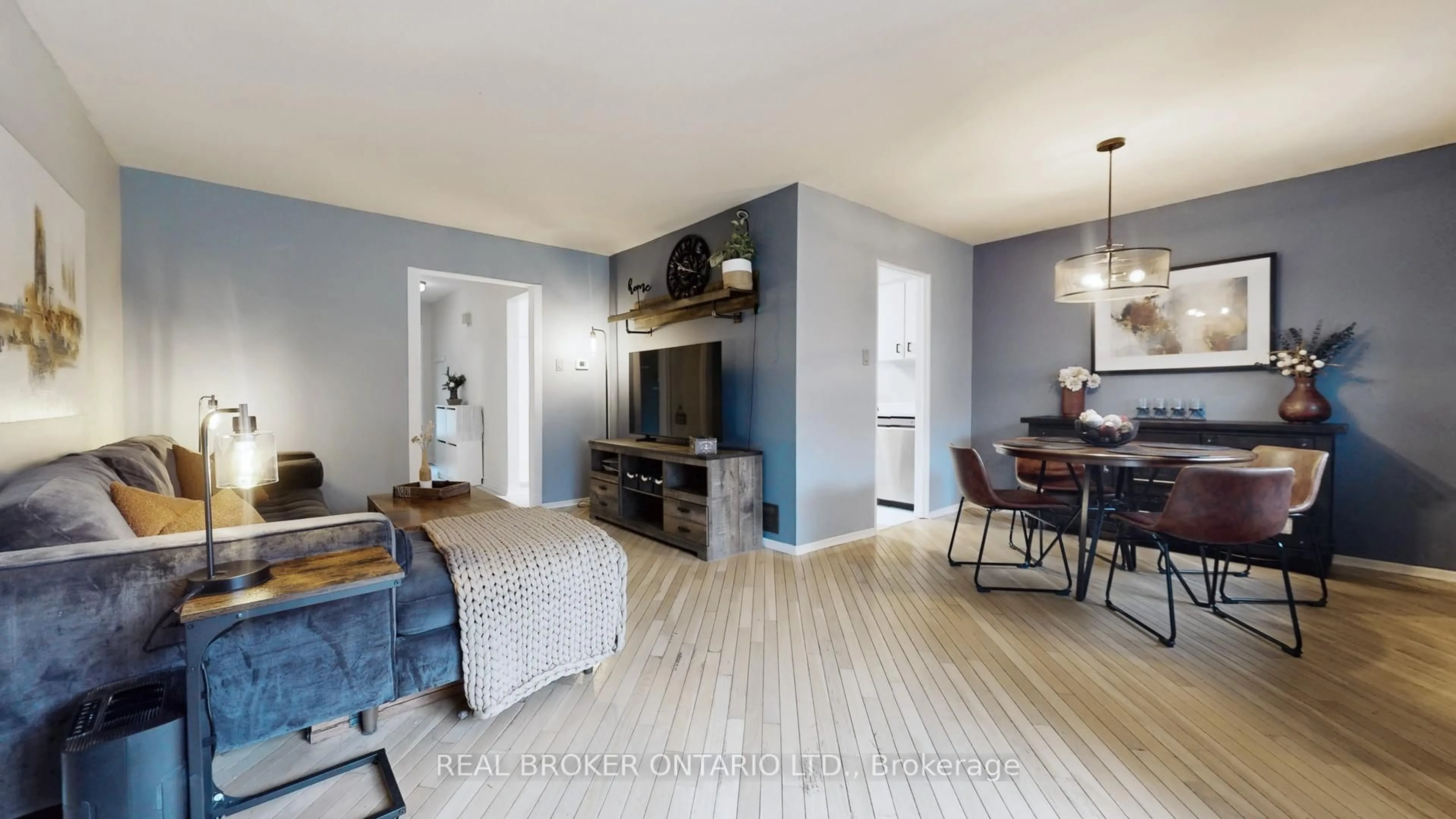 Living room with furniture, wood/laminate floor for 12 Woodglen Way, Markham Ontario L3R 3A8