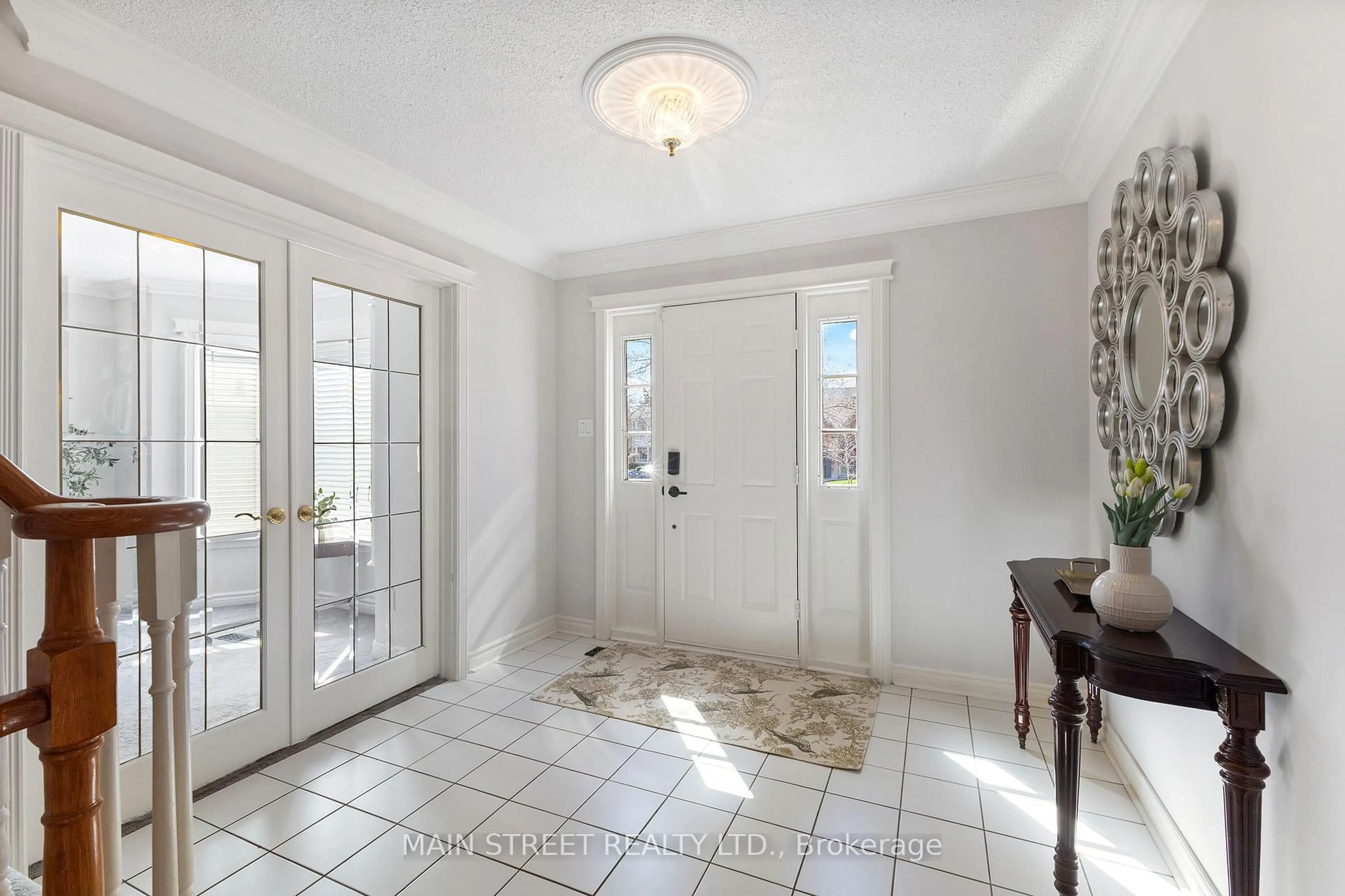 Indoor entryway for 195 Brammar St, Newmarket Ontario L3Y 7T4