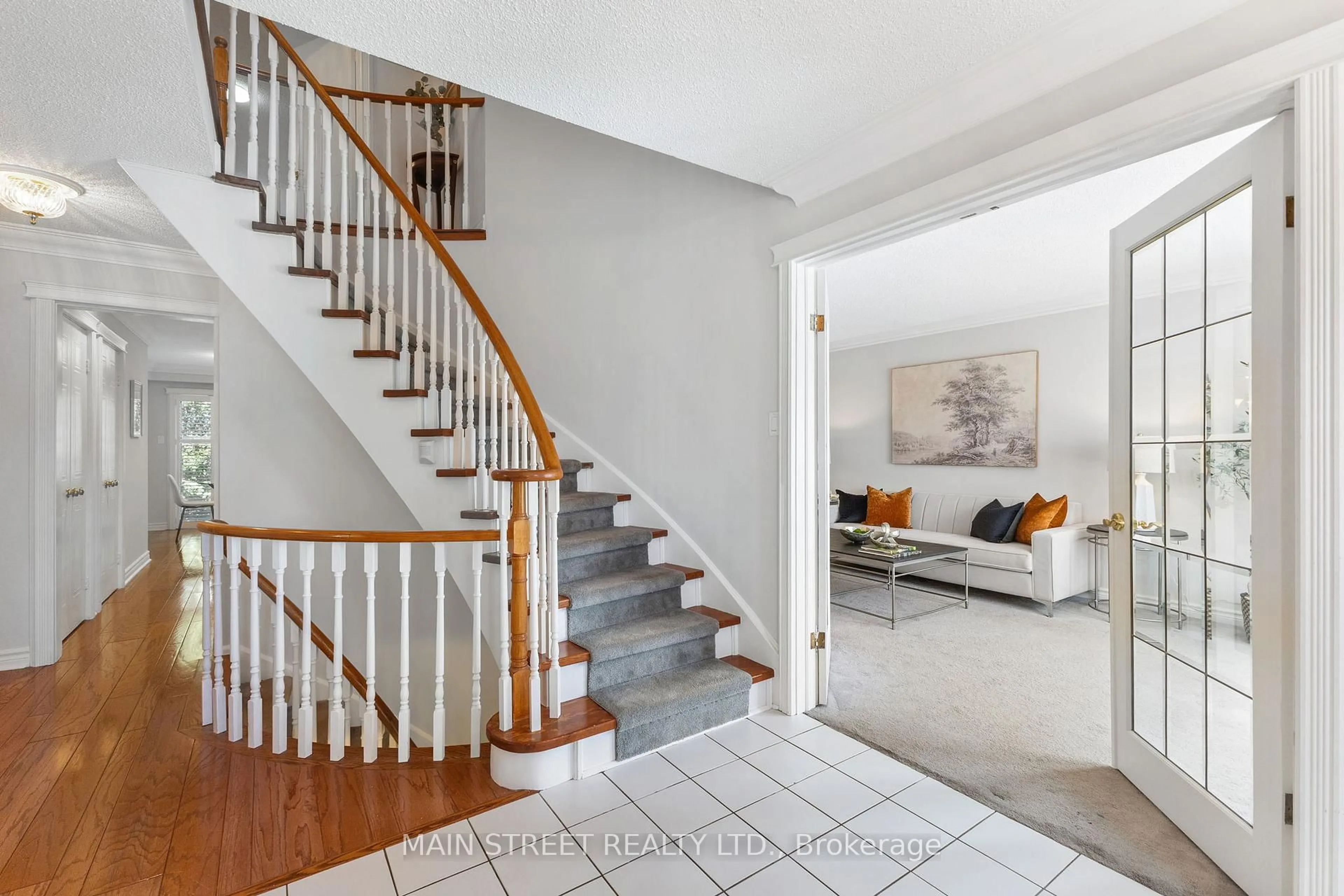 Indoor entryway for 195 Brammar St, Newmarket Ontario L3Y 7T4