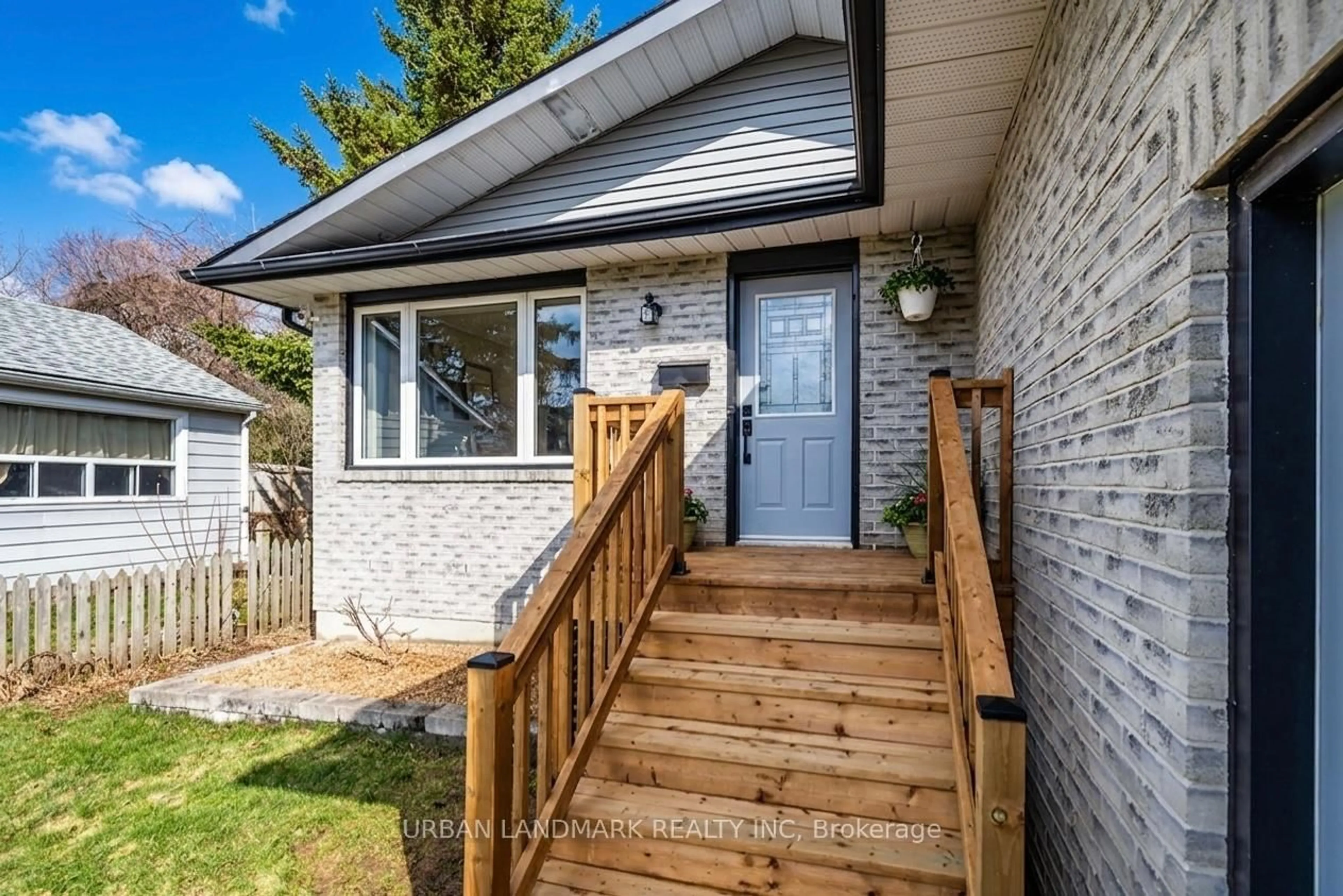 Home with brick exterior material, street for 140 Riveredge Dr, Georgina Ontario L4P 2P3