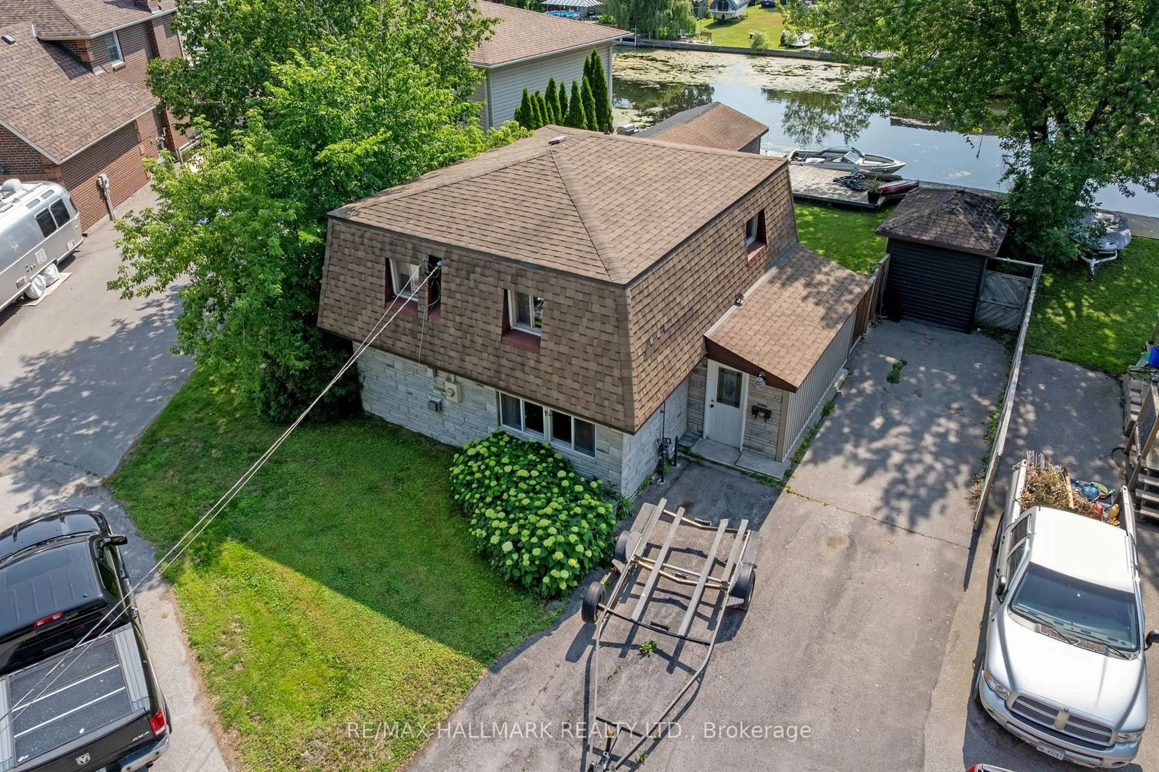A pic from outside/outdoor area/front of a property/back of a property/a pic from drone, street for 41 Shirlea Blvd, Georgina Ontario L4P 1L1