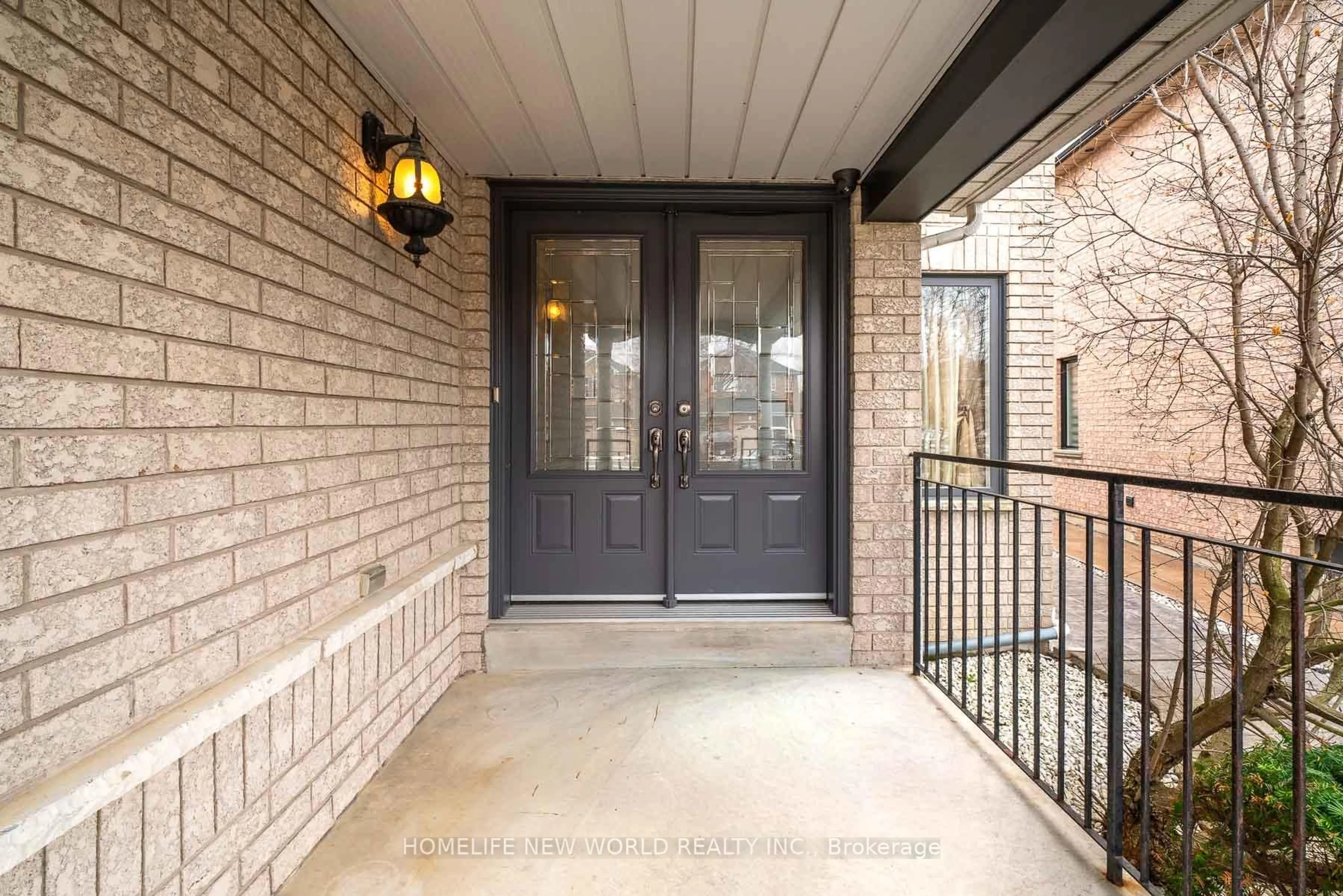 Indoor entryway for 113 Sonoma Blvd, Vaughan Ontario L4H 1N8
