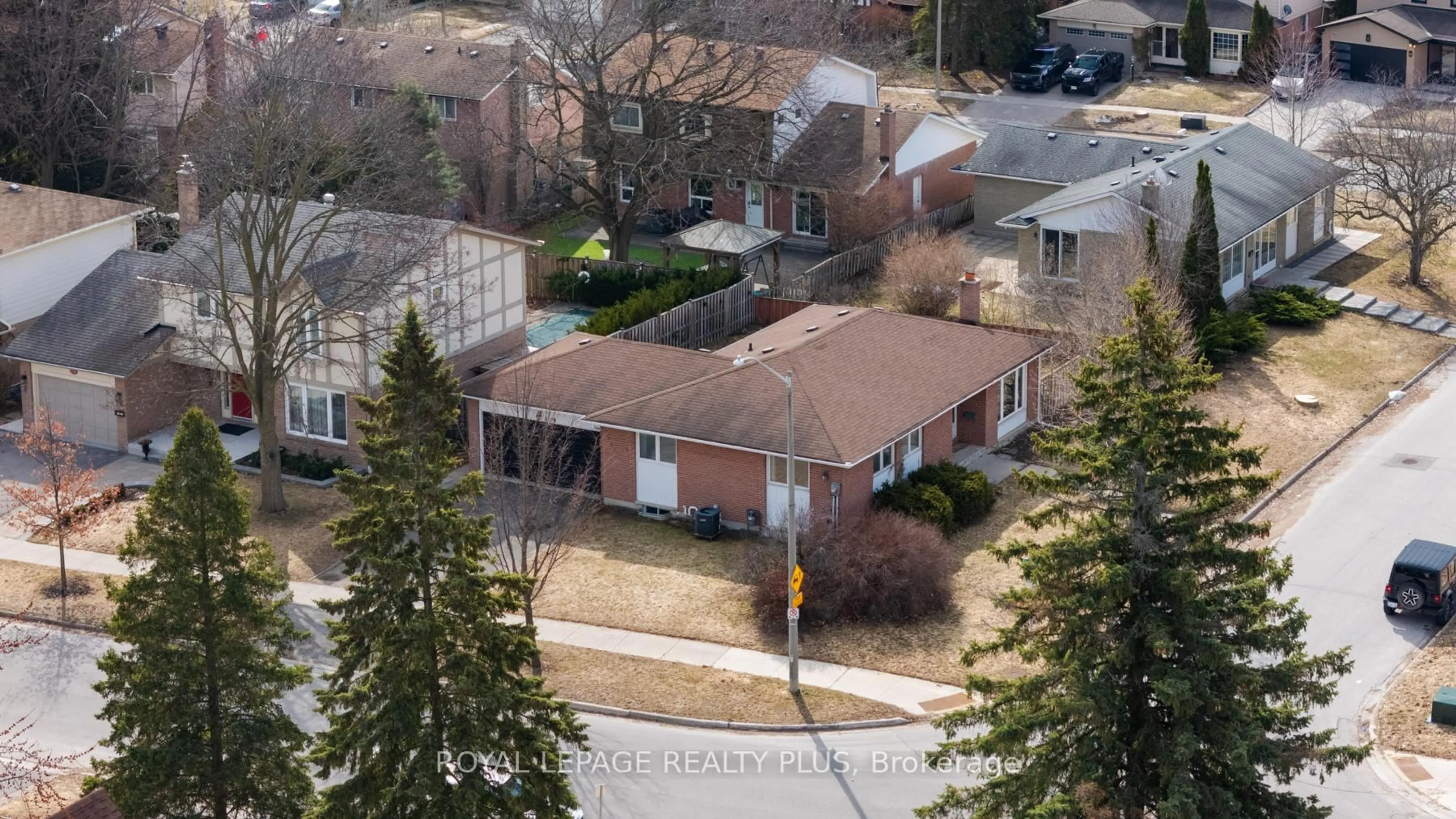 A pic from outside/outdoor area/front of a property/back of a property/a pic from drone, city buildings view from balcony for 222 Centre St, Richmond Hill Ontario L4C 5K1
