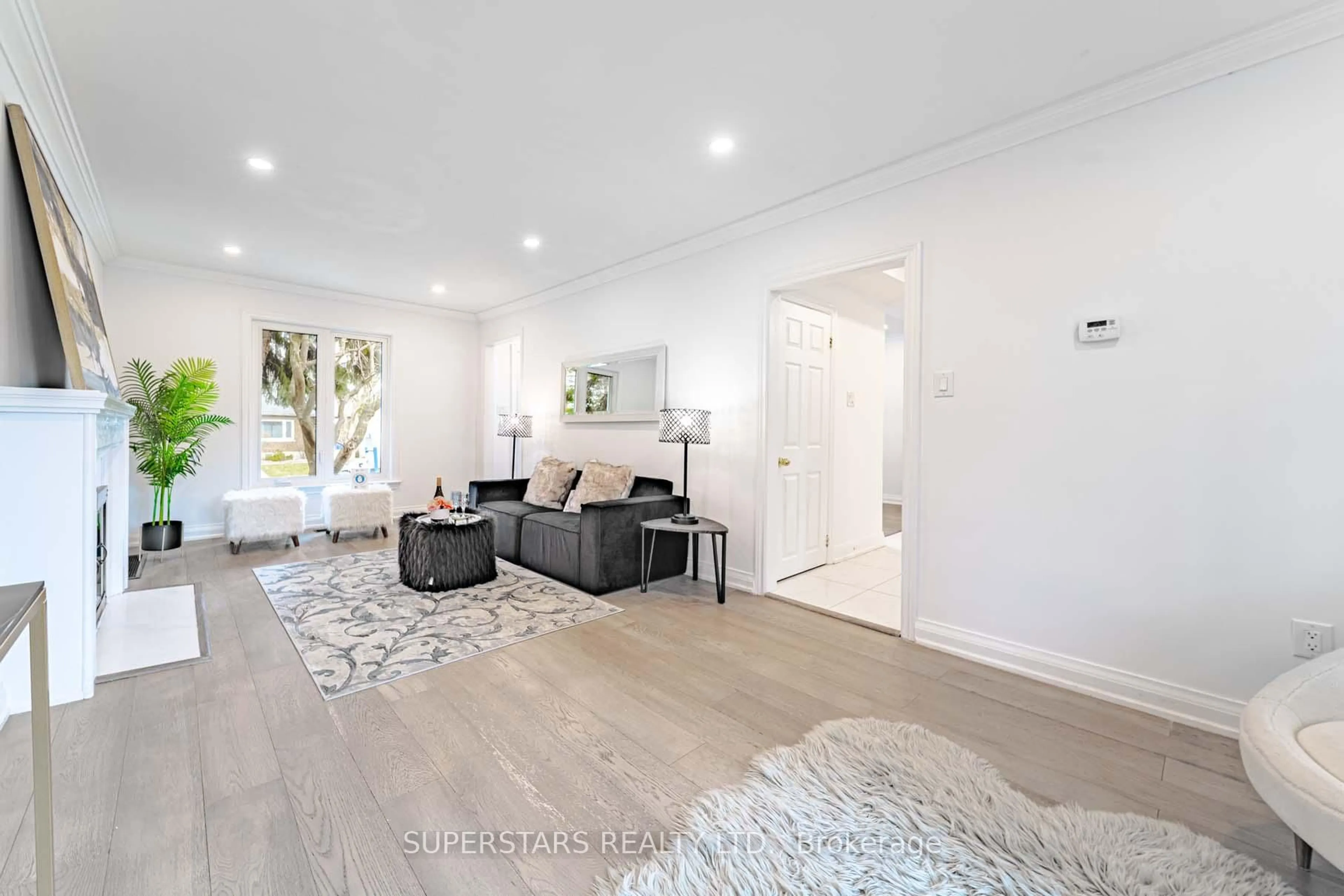 Living room with furniture, unknown for 84 Lawrence Ave, Richmond Hill Ontario L4C 1Z3