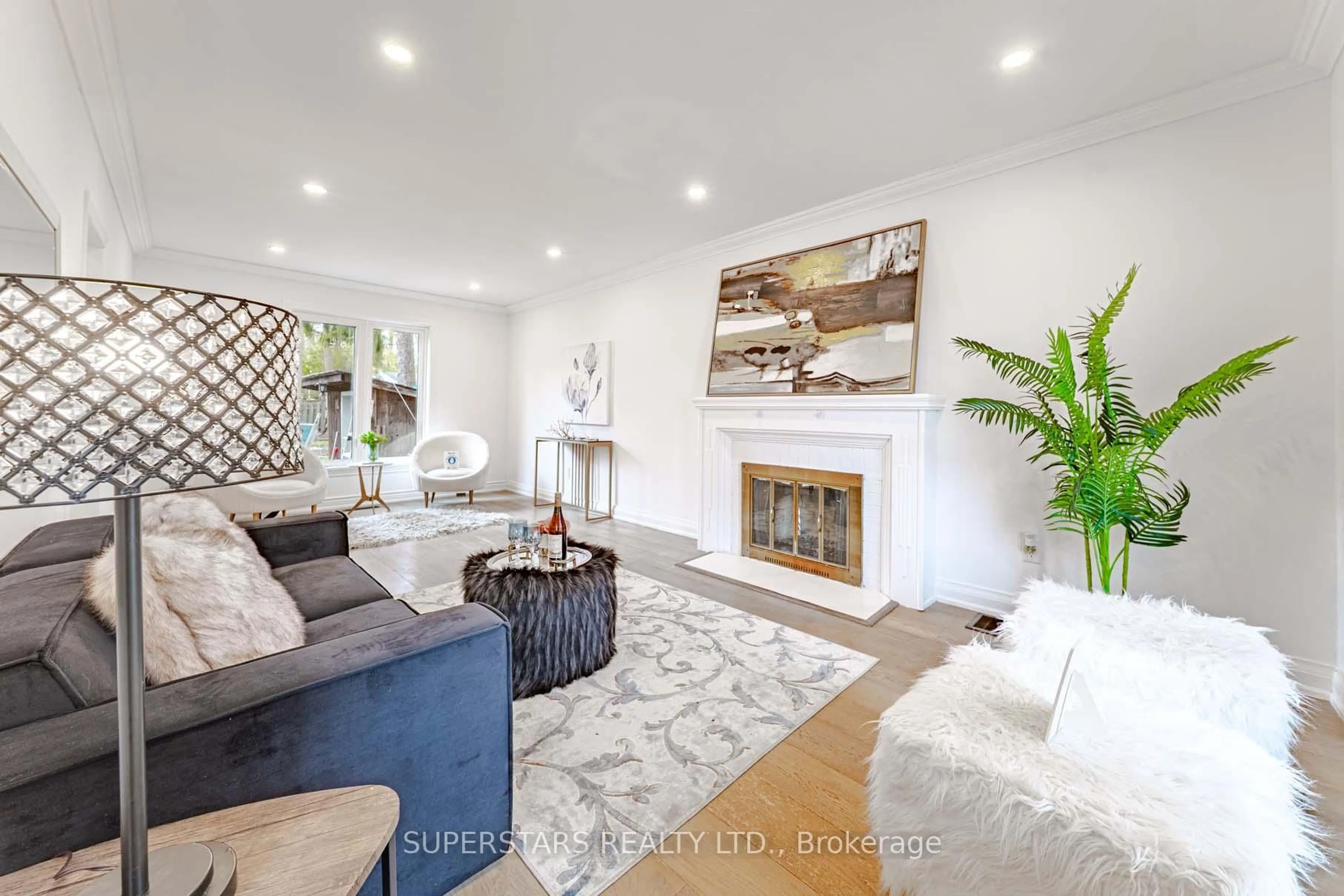 Living room with furniture, unknown for 84 Lawrence Ave, Richmond Hill Ontario L4C 1Z3