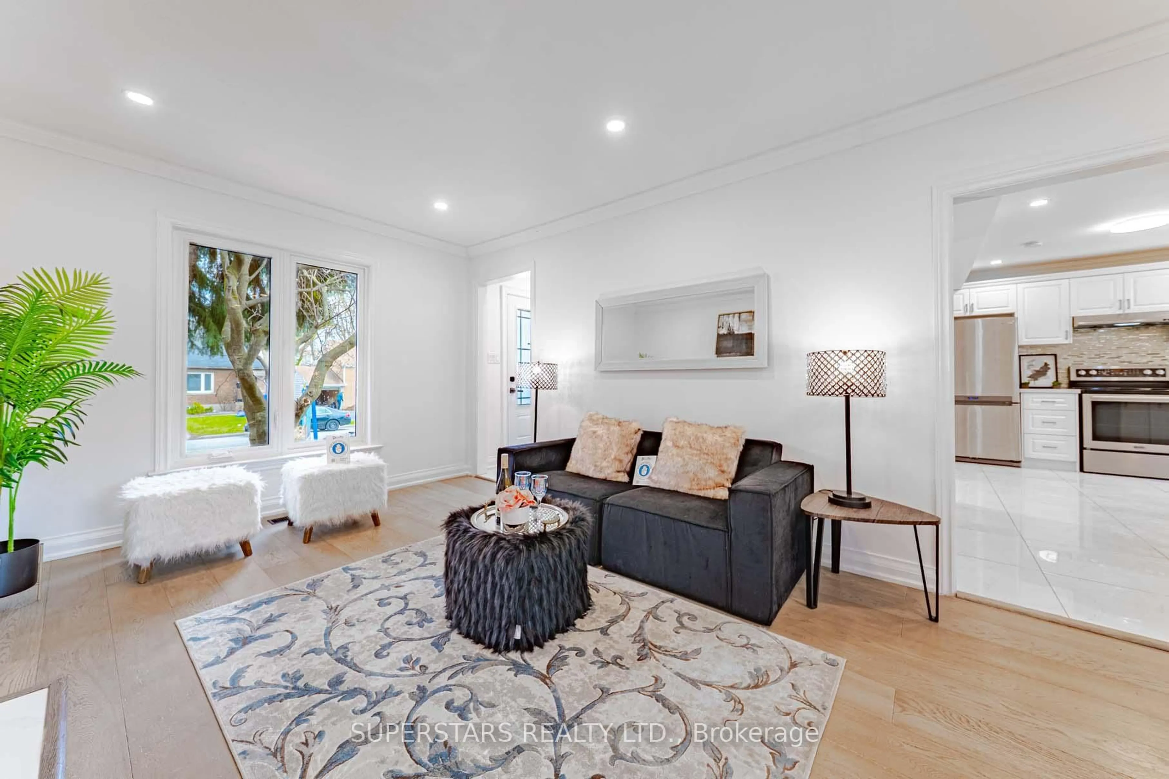 Living room with furniture, unknown for 84 Lawrence Ave, Richmond Hill Ontario L4C 1Z3