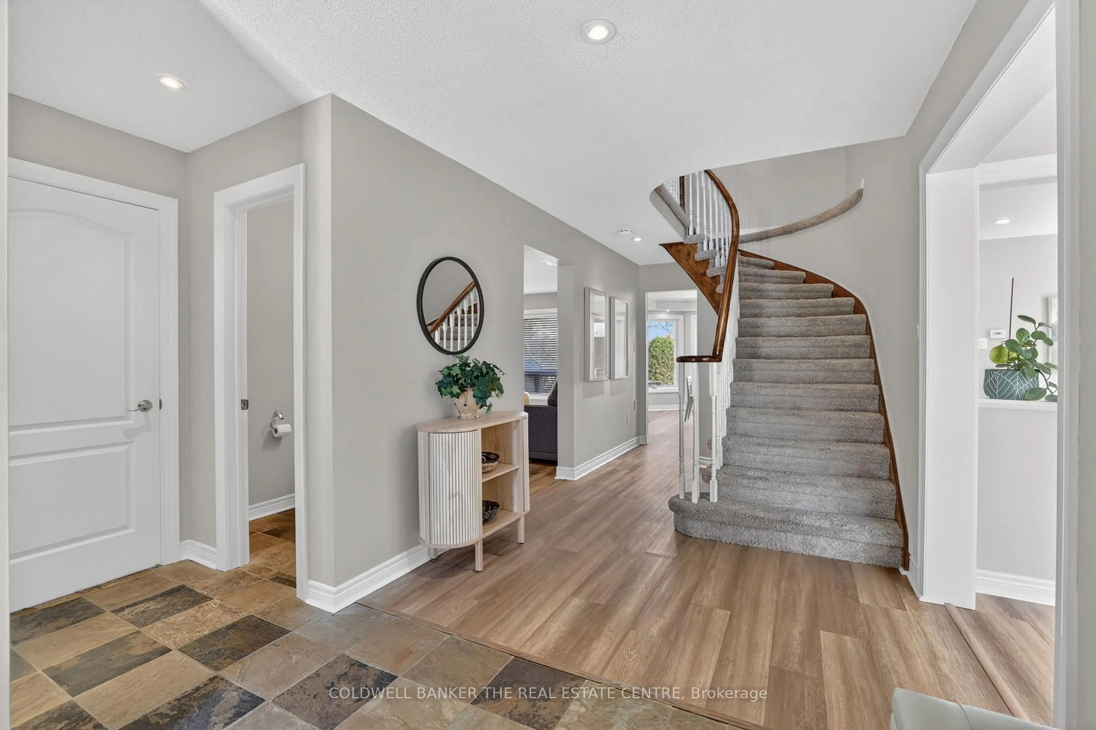 Indoor entryway for 78 Rhodes Circ, Newmarket Ontario L3X 1V2