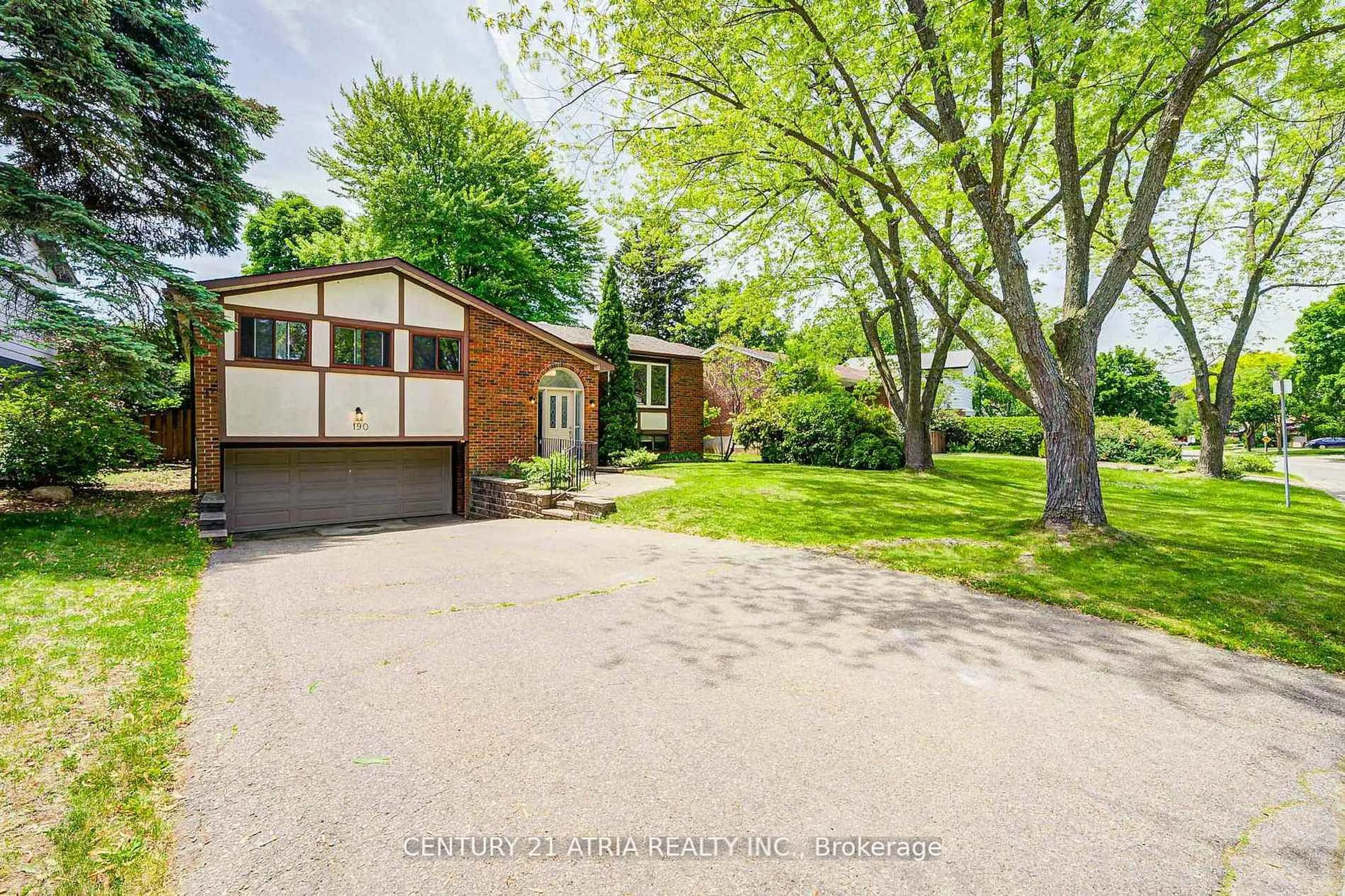A pic from outside/outdoor area/front of a property/back of a property/a pic from drone, street for 190 Romfield Crct, Markham Ontario L3T 3J1