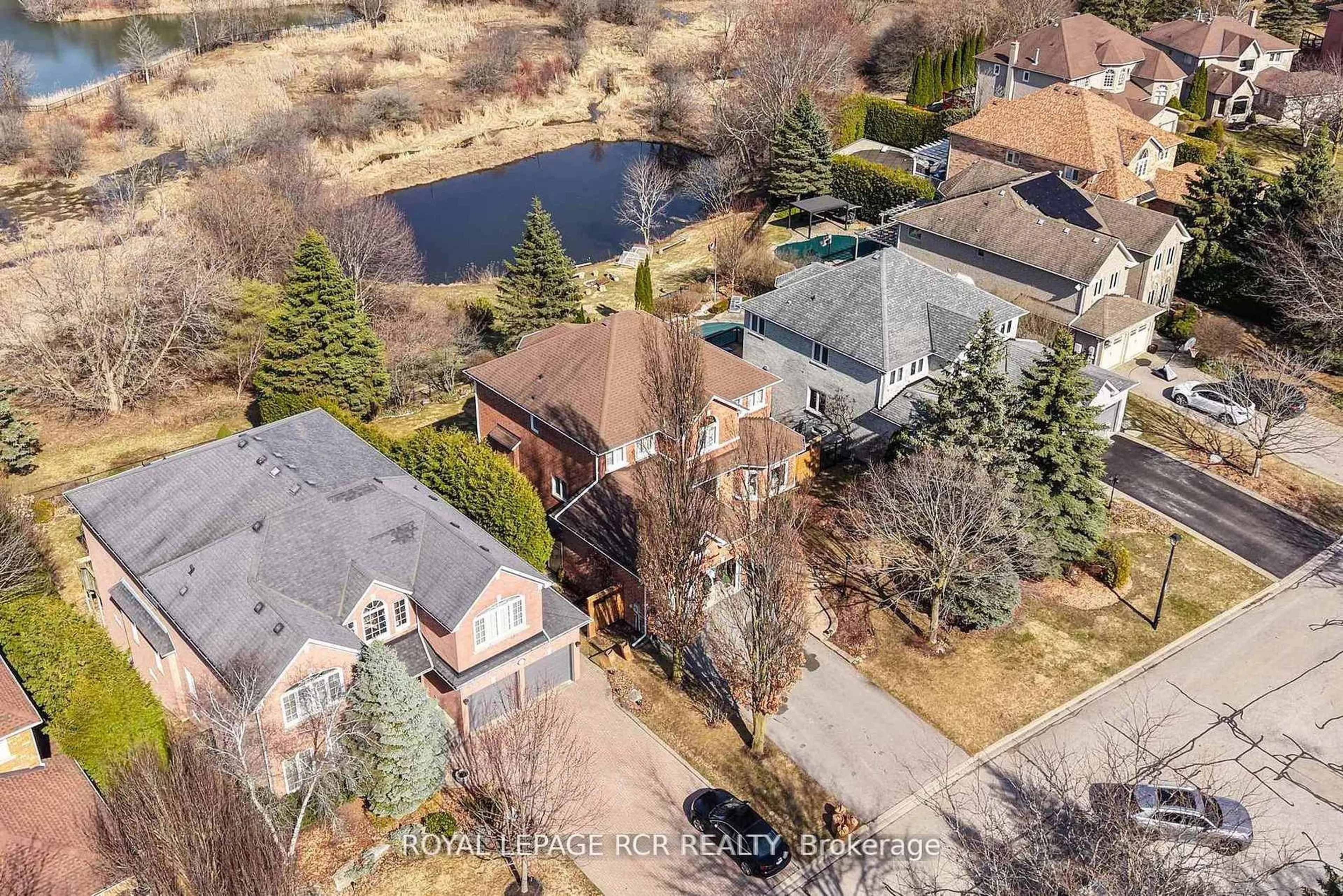 A pic from outside/outdoor area/front of a property/back of a property/a pic from drone, unknown for 919 Schaeffer Otlk, Newmarket Ontario L3X 1V9