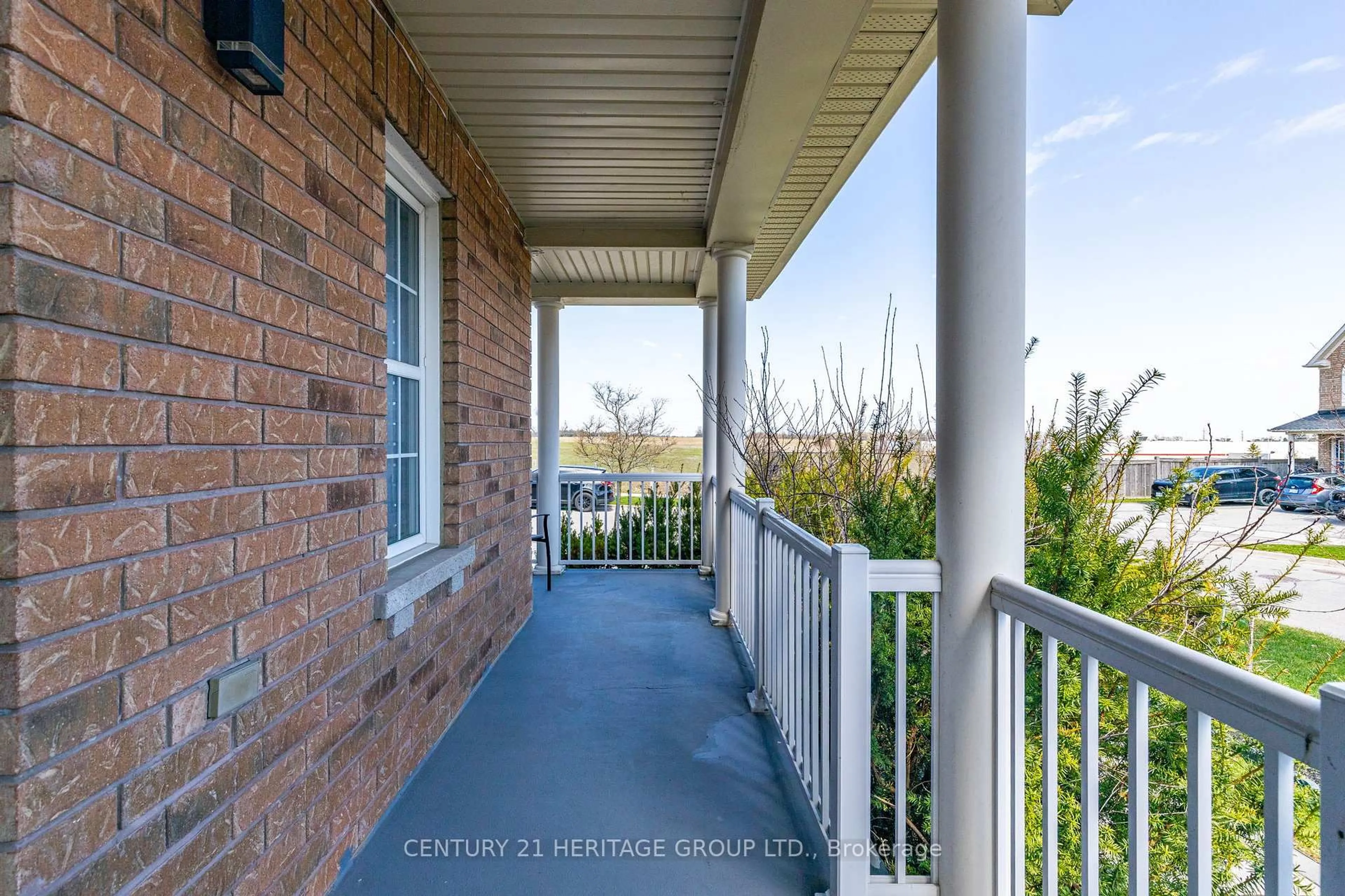 Patio, street for 117 Four Seasons Cres, Newmarket Ontario L9N 0C4