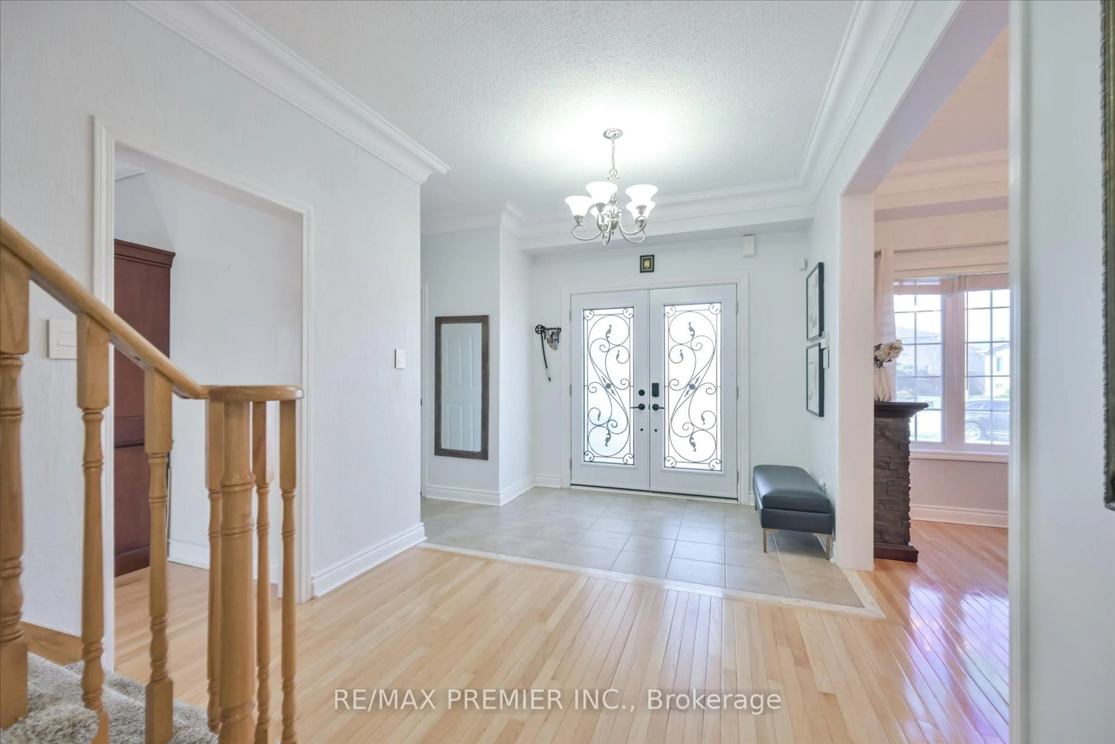 Indoor entryway for 7 Stonemount Cres, Essa Ontario L3W 0C4