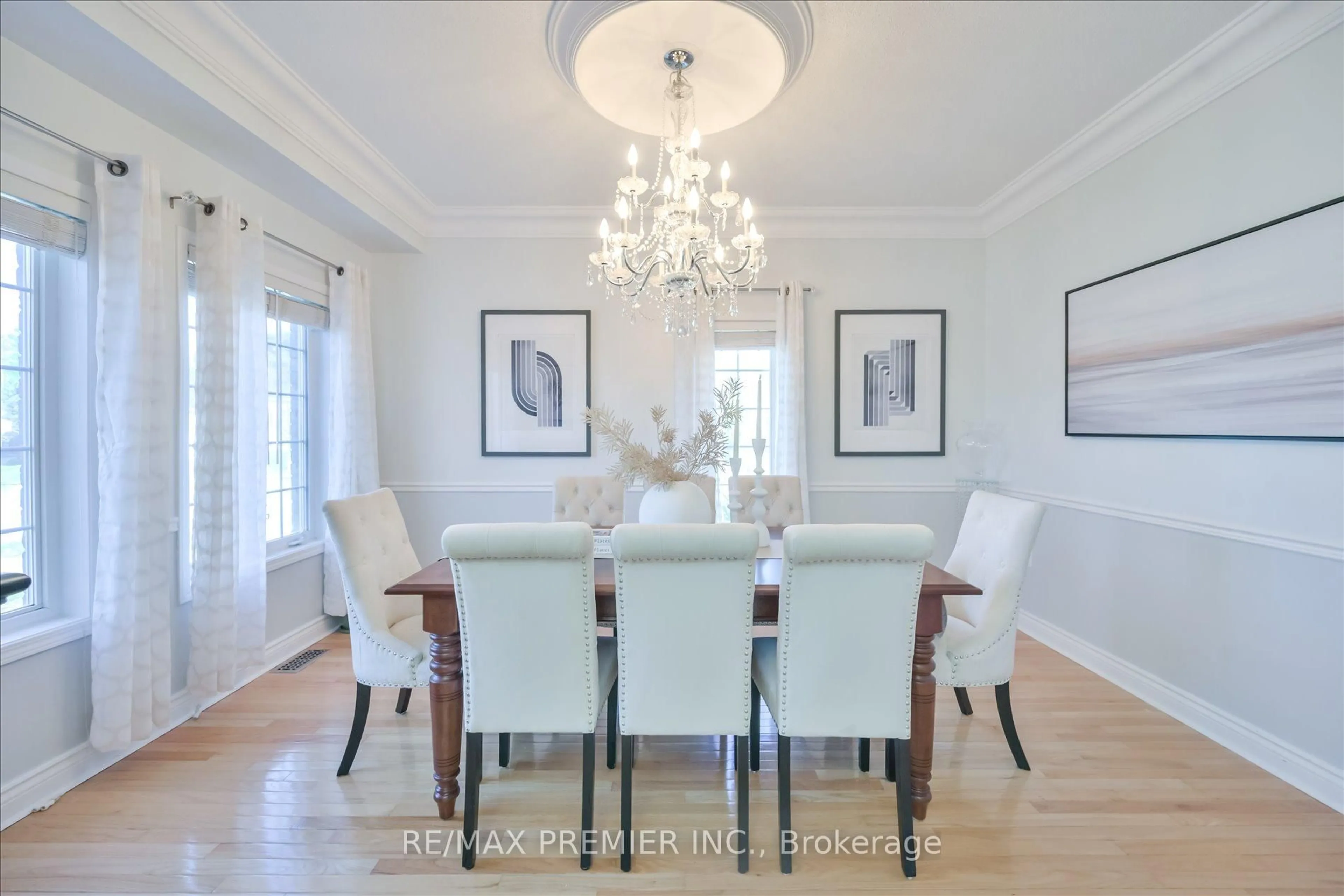 Dining room, wood/laminate floor for 7 Stonemount Cres, Essa Ontario L3W 0C4