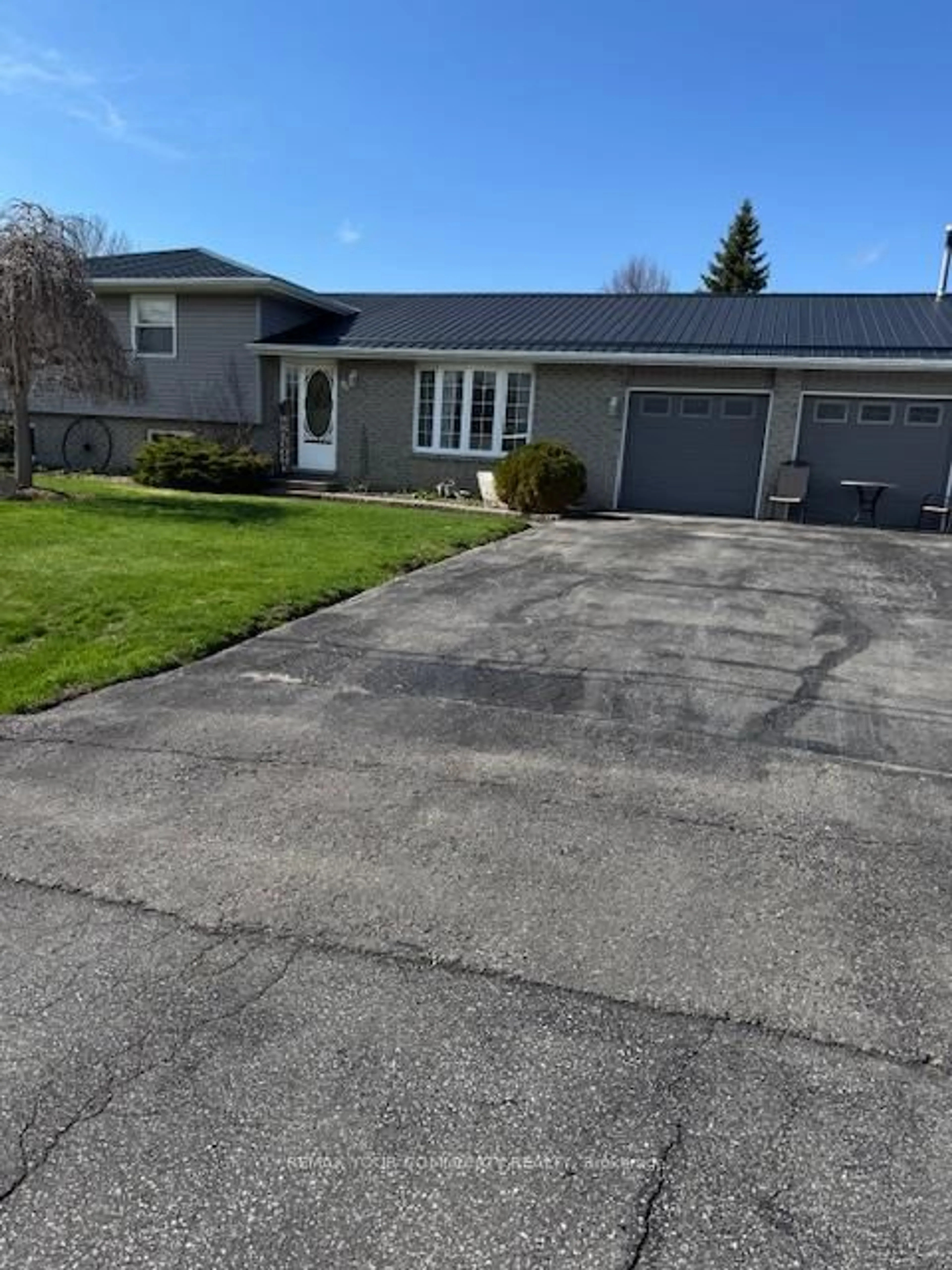 A pic from outside/outdoor area/front of a property/back of a property/a pic from drone, street for 72 Douglas St, Georgina Ontario L0E 2R0