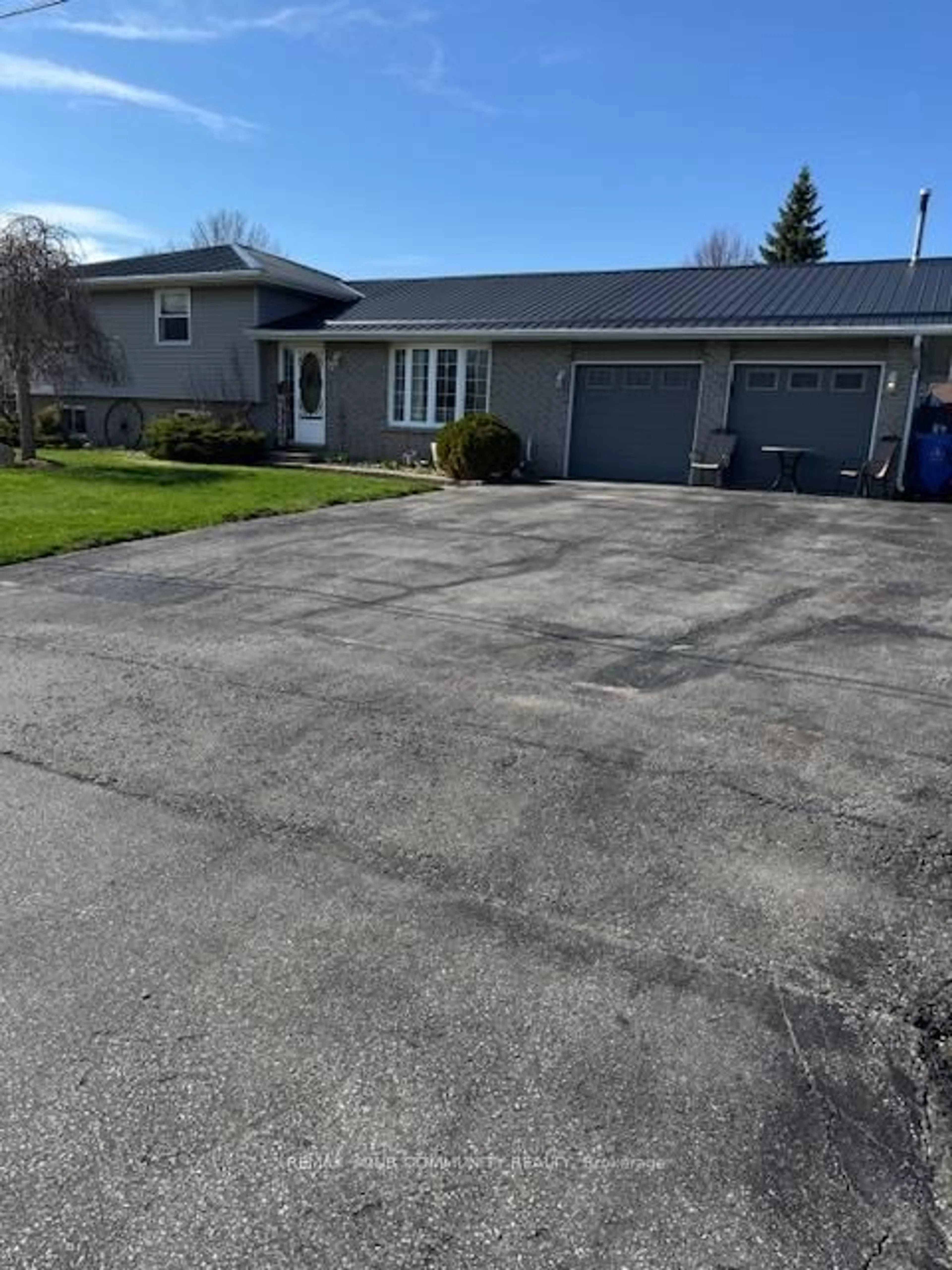 A pic from outside/outdoor area/front of a property/back of a property/a pic from drone, street for 72 Douglas St, Georgina Ontario L0E 2R0