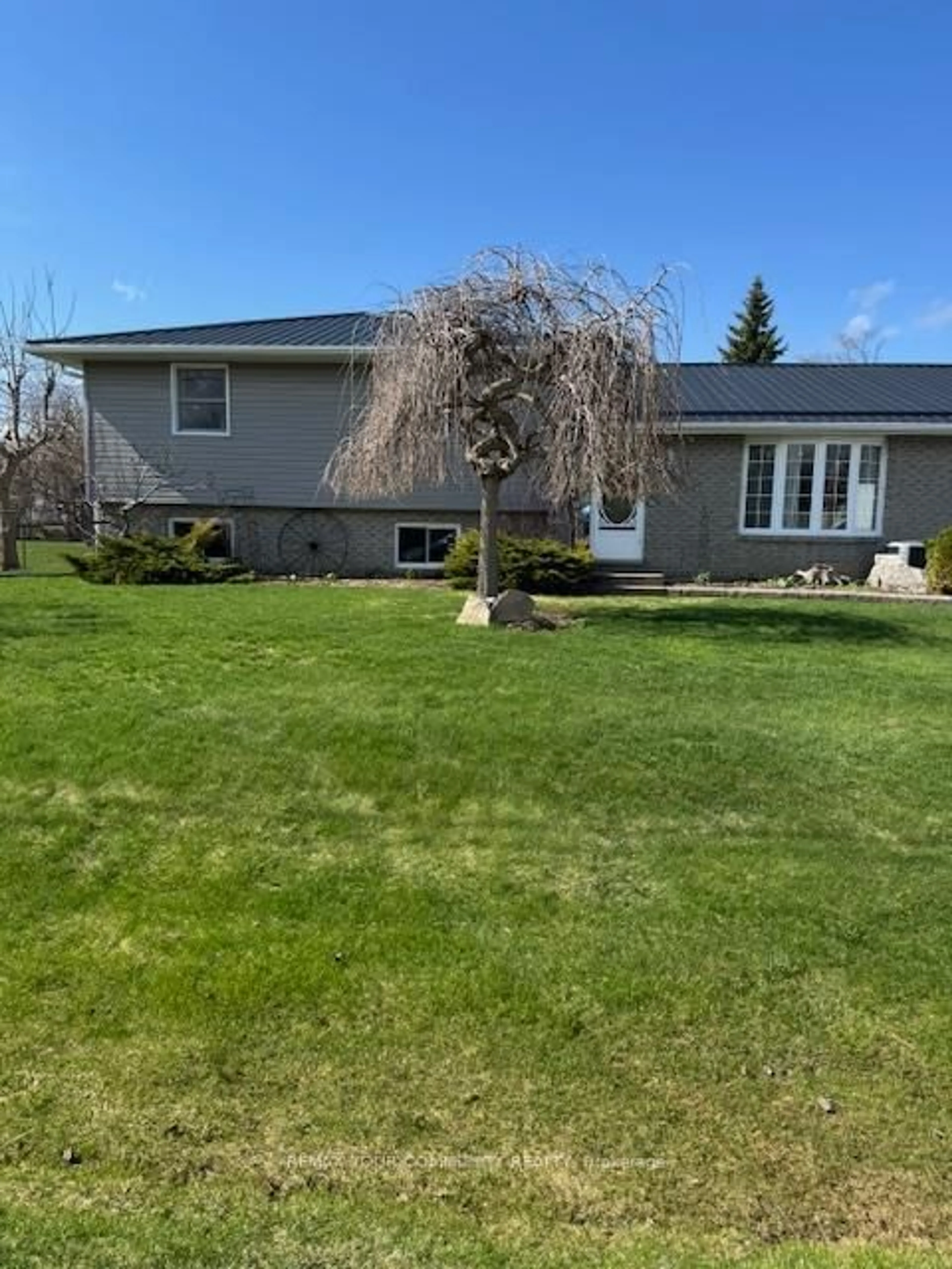 A pic from outside/outdoor area/front of a property/back of a property/a pic from drone, street for 72 Douglas St, Georgina Ontario L0E 2R0