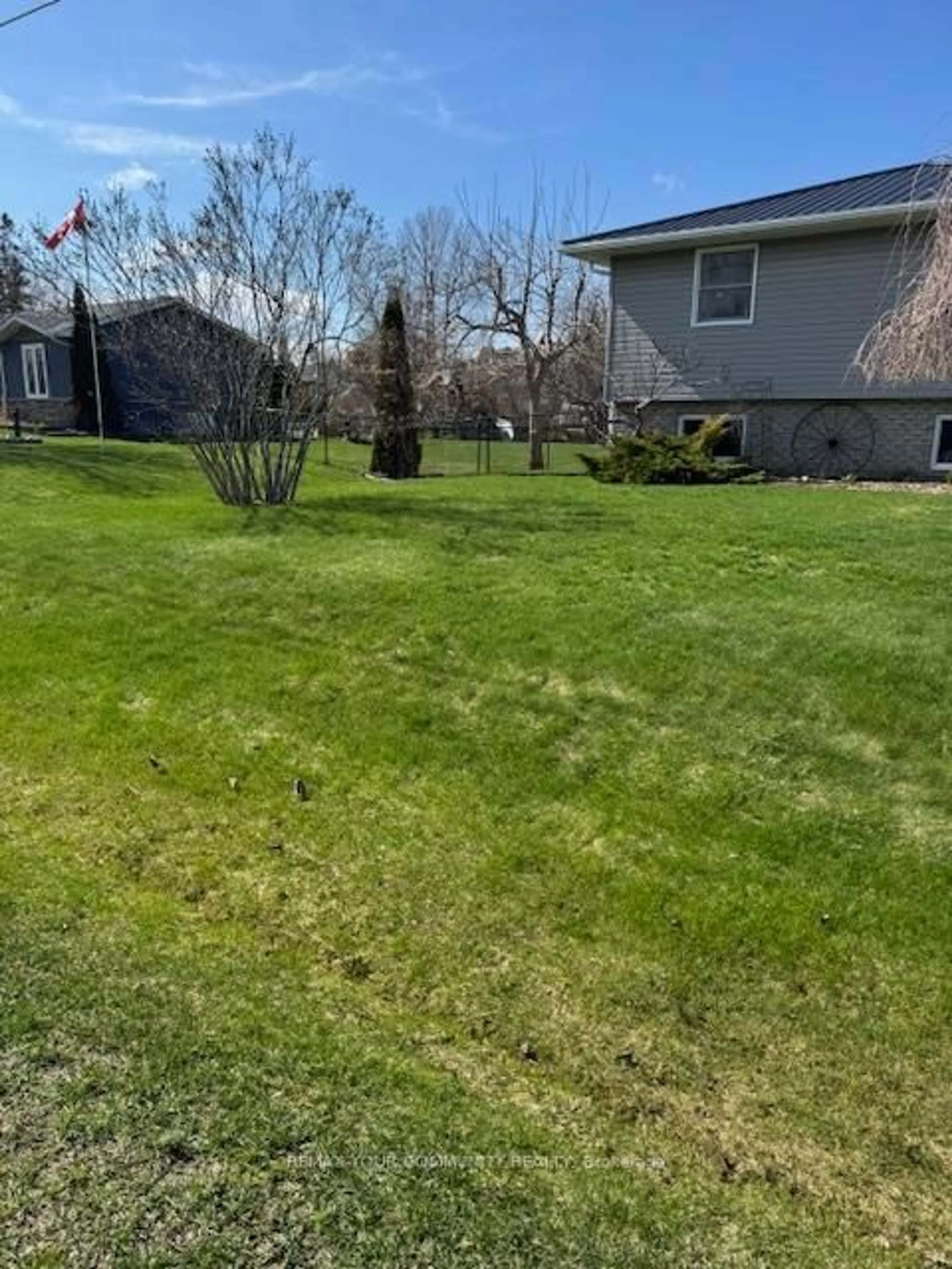 A pic from outside/outdoor area/front of a property/back of a property/a pic from drone, street for 72 Douglas St, Georgina Ontario L0E 2R0