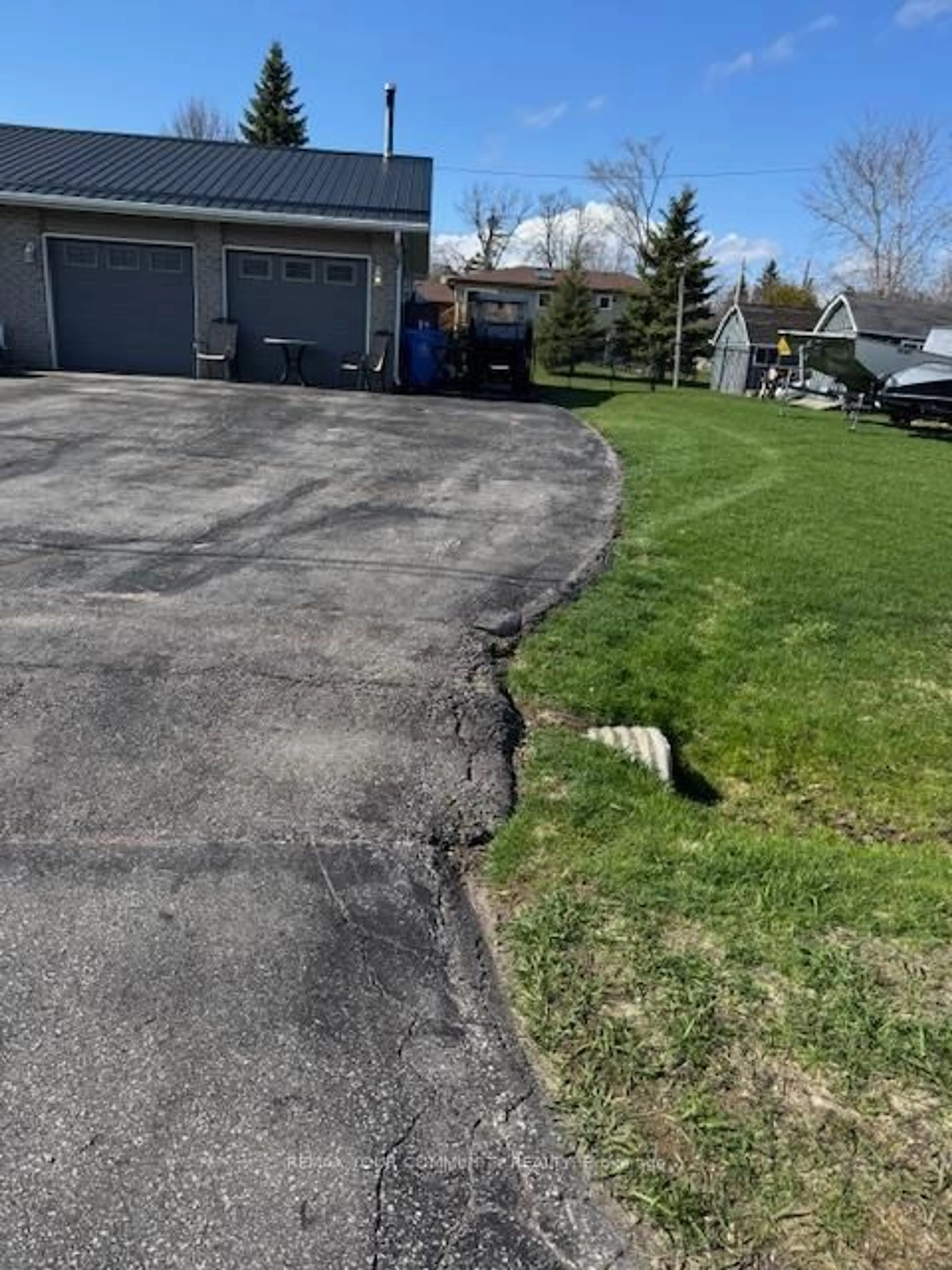 A pic from outside/outdoor area/front of a property/back of a property/a pic from drone, street for 72 Douglas St, Georgina Ontario L0E 2R0