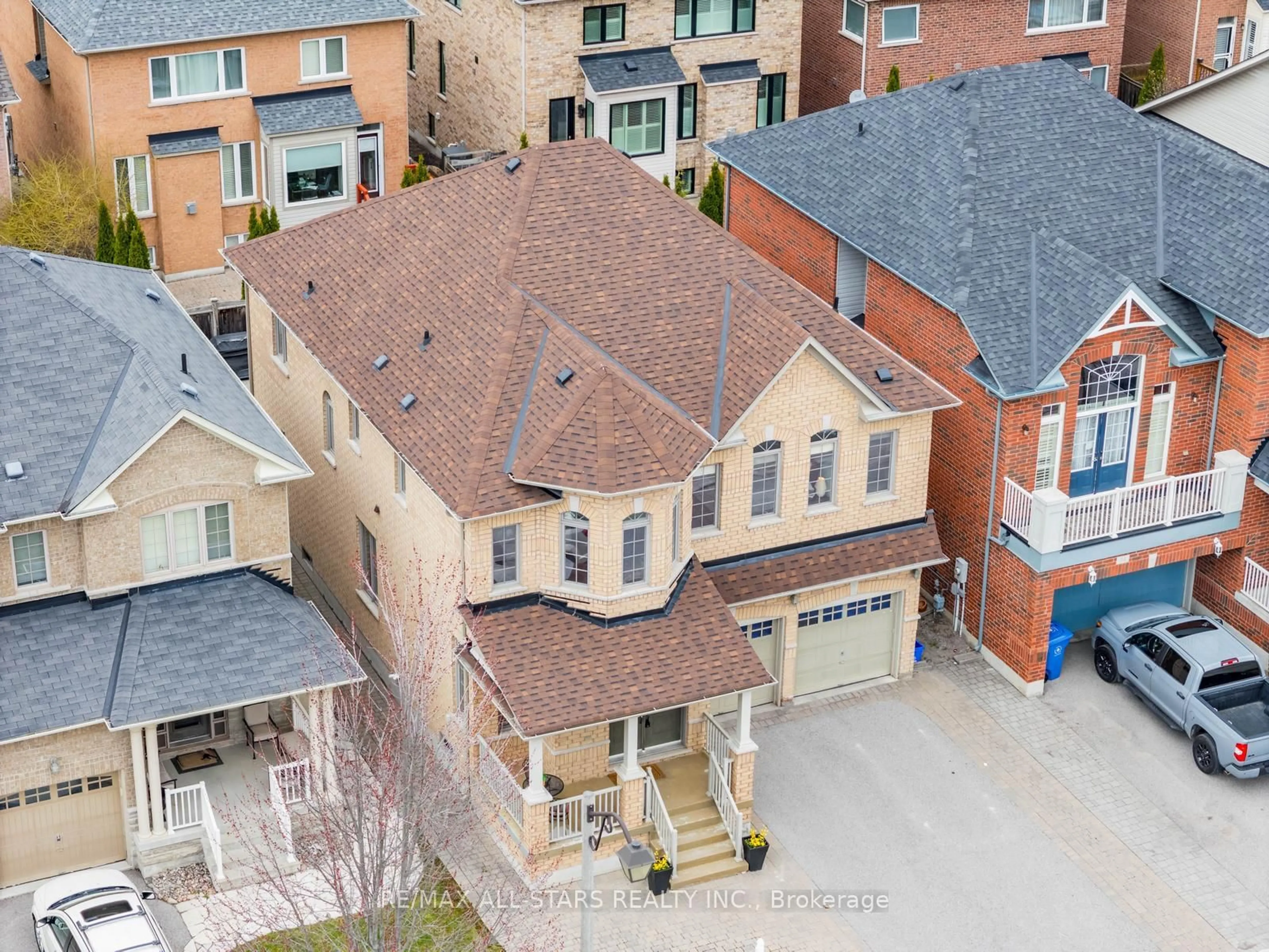 A pic from outside/outdoor area/front of a property/back of a property/a pic from drone, street for 38 Sugardale St, Whitchurch-Stouffville Ontario L4A 0B7
