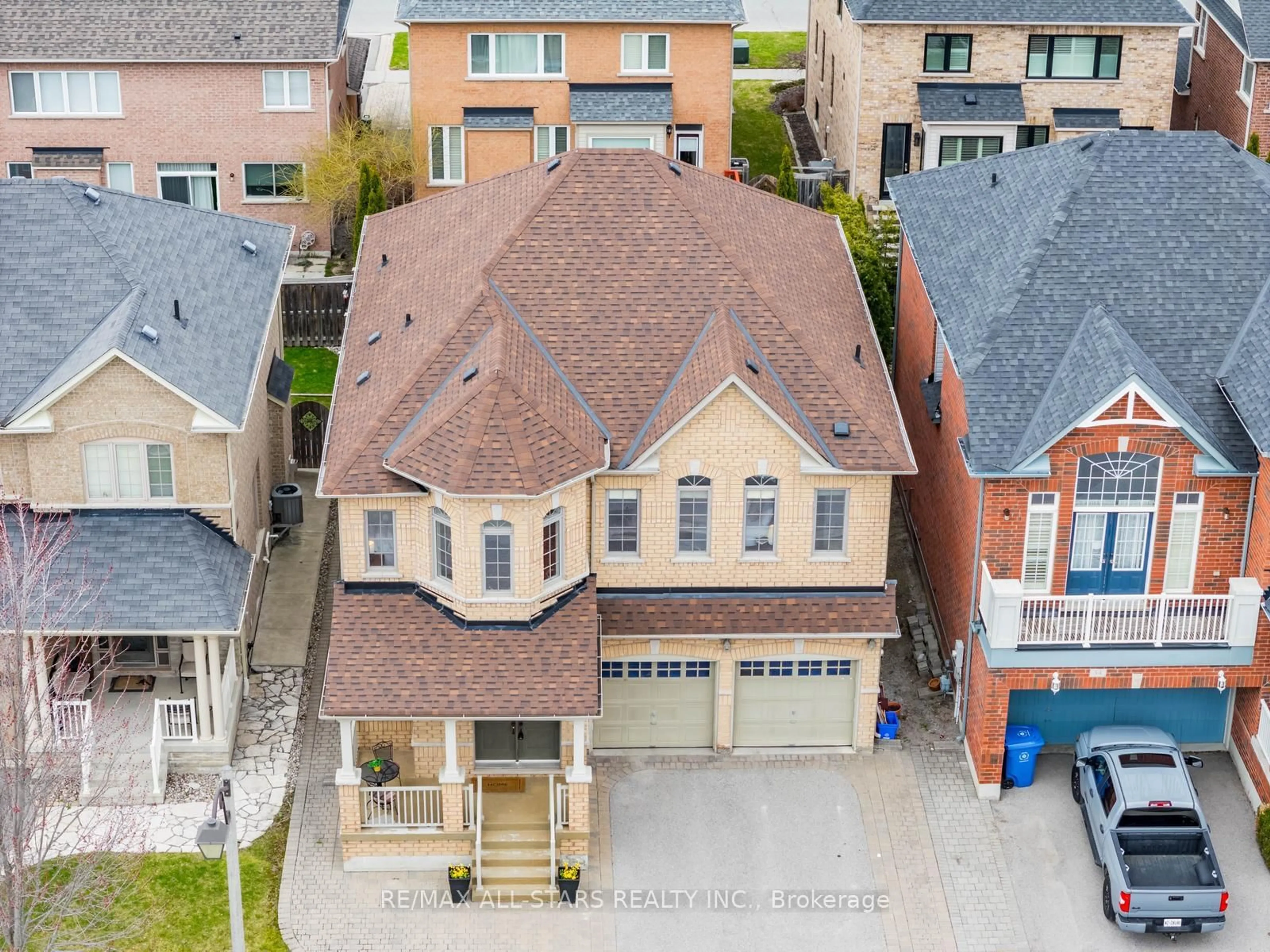 A pic from outside/outdoor area/front of a property/back of a property/a pic from drone, street for 38 Sugardale St, Whitchurch-Stouffville Ontario L4A 0B7