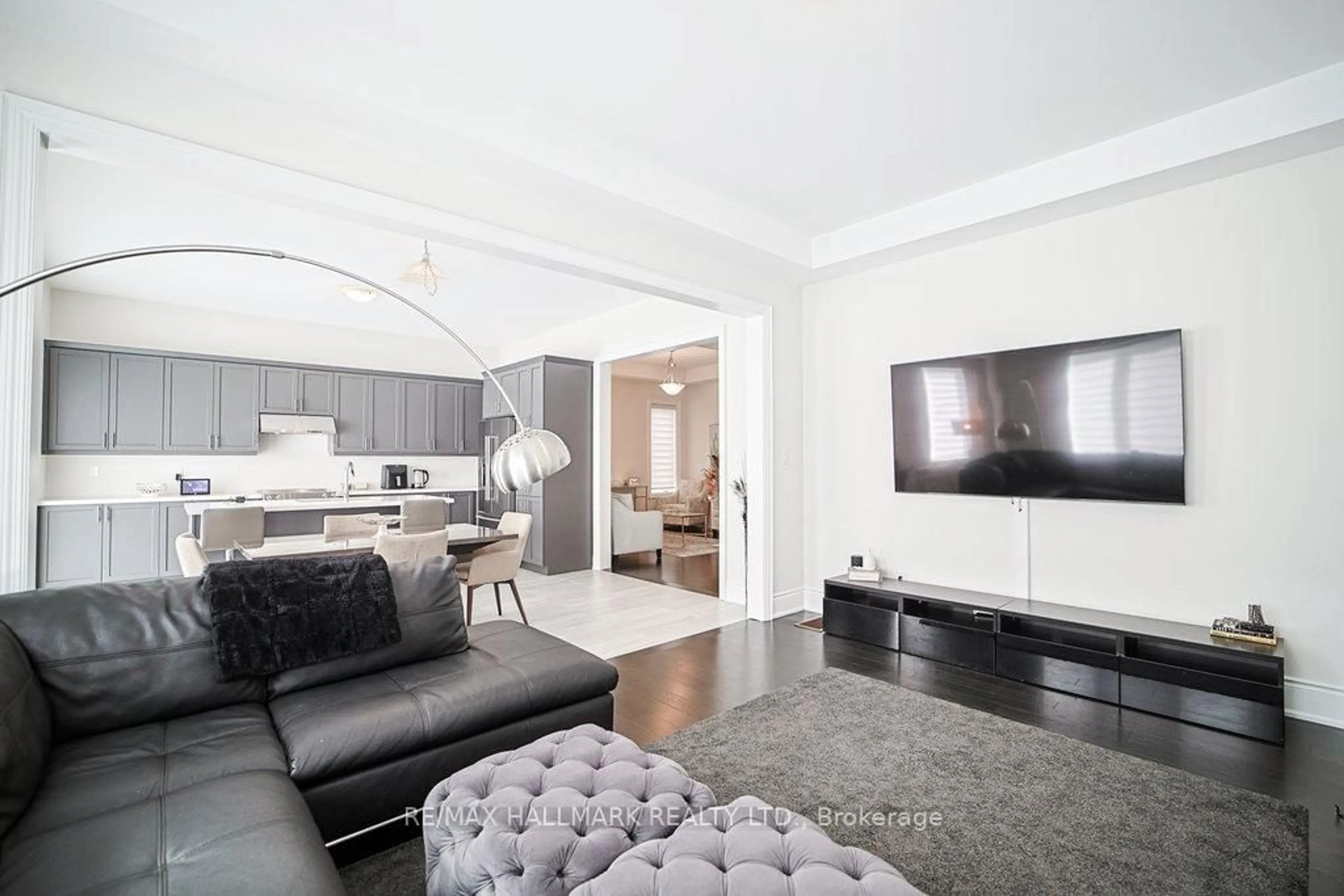 Living room with furniture, unknown for 25 Kentledge Ave, East Gwillimbury Ontario L9N 0W9