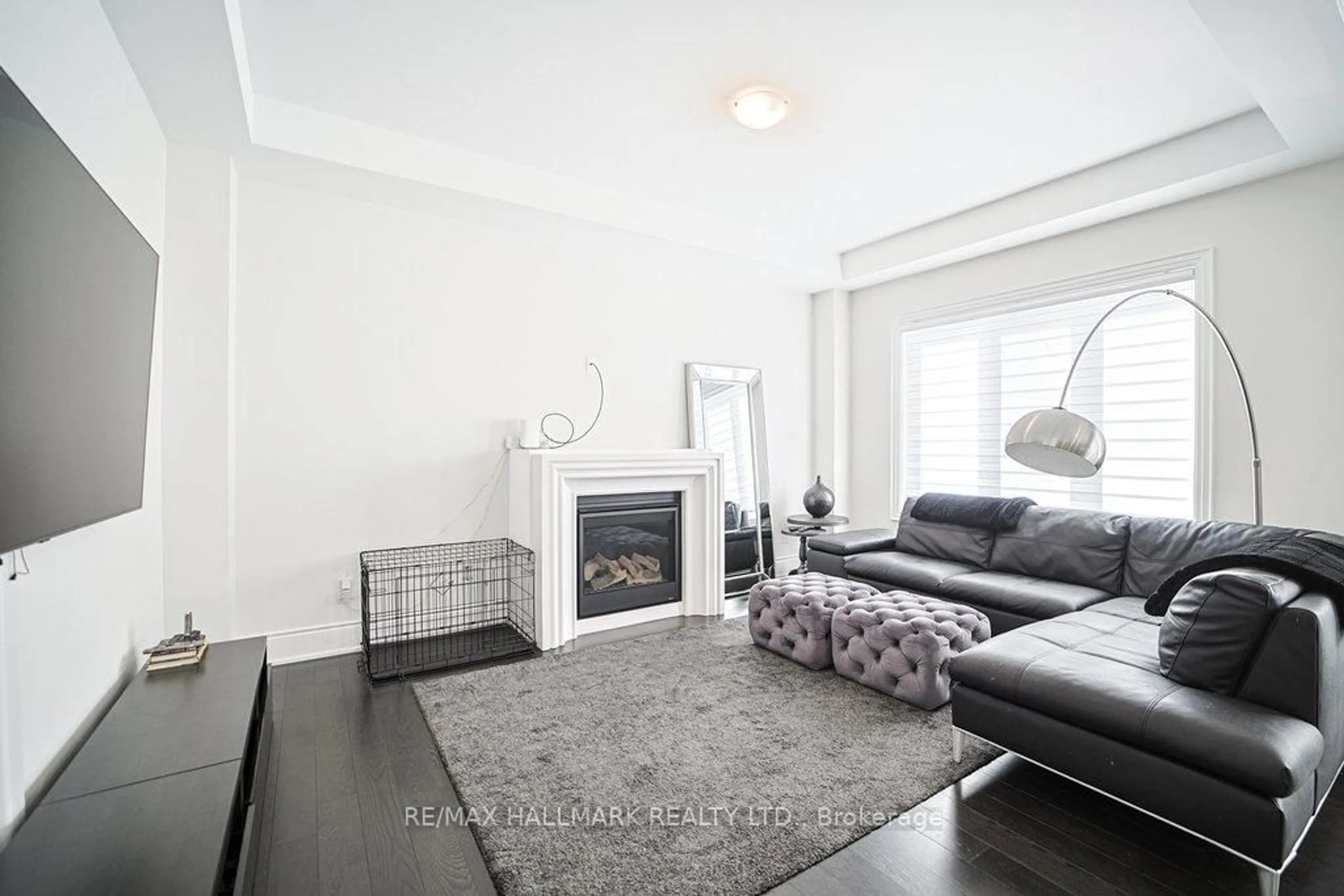 Living room with furniture, unknown for 25 Kentledge Ave, East Gwillimbury Ontario L9N 0W9