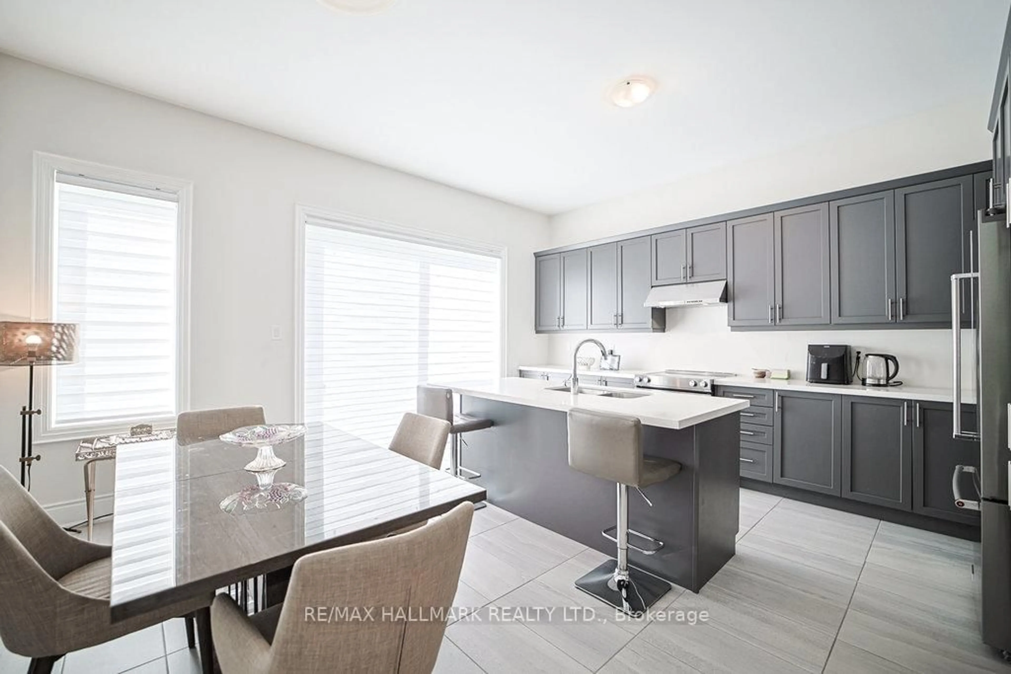 Open concept kitchen, ceramic/tile floor for 25 Kentledge Ave, East Gwillimbury Ontario L9N 0W9