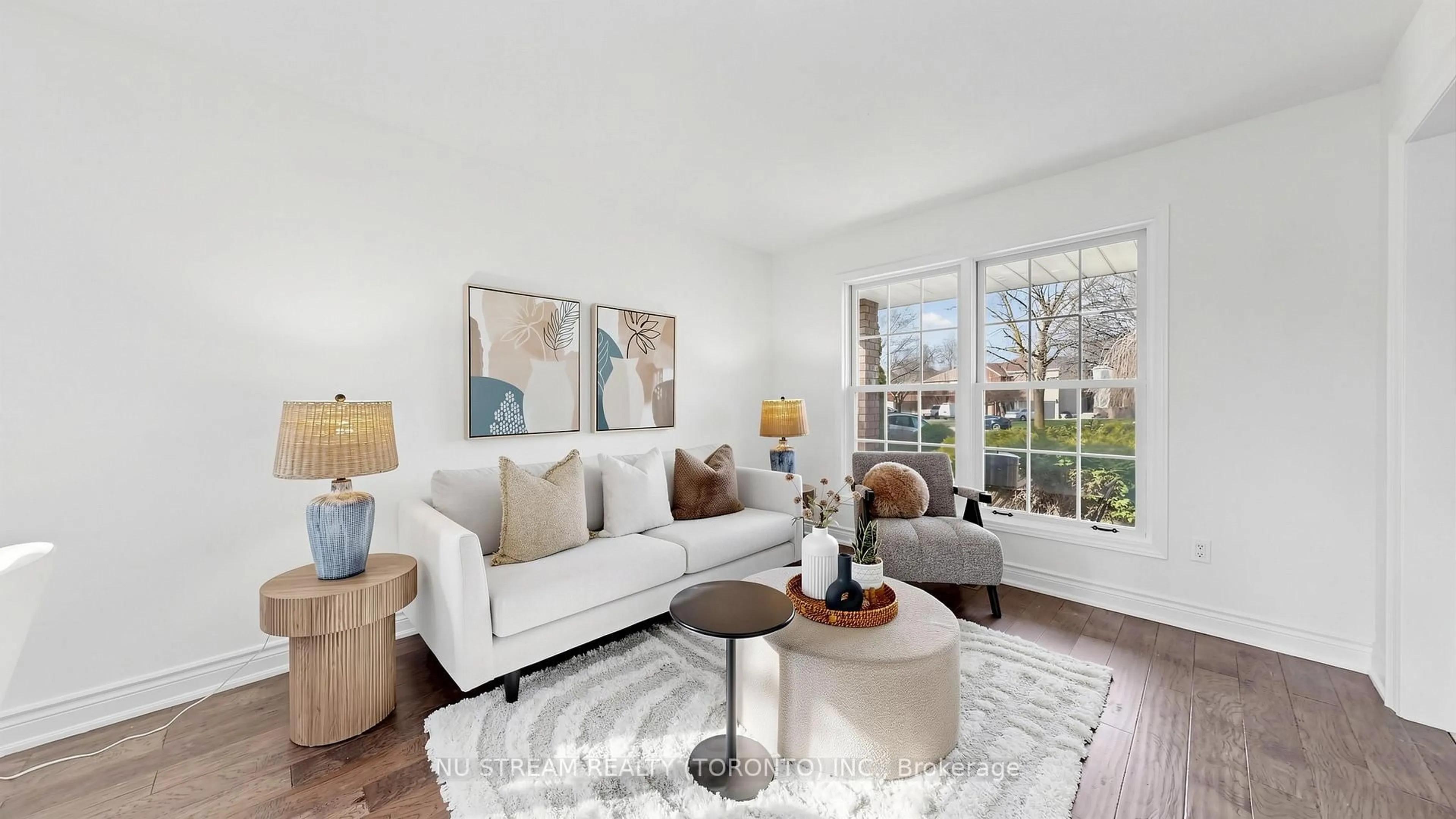 Living room with furniture, unknown for 528 Veale Pl, Newmarket Ontario L3Y 8H9