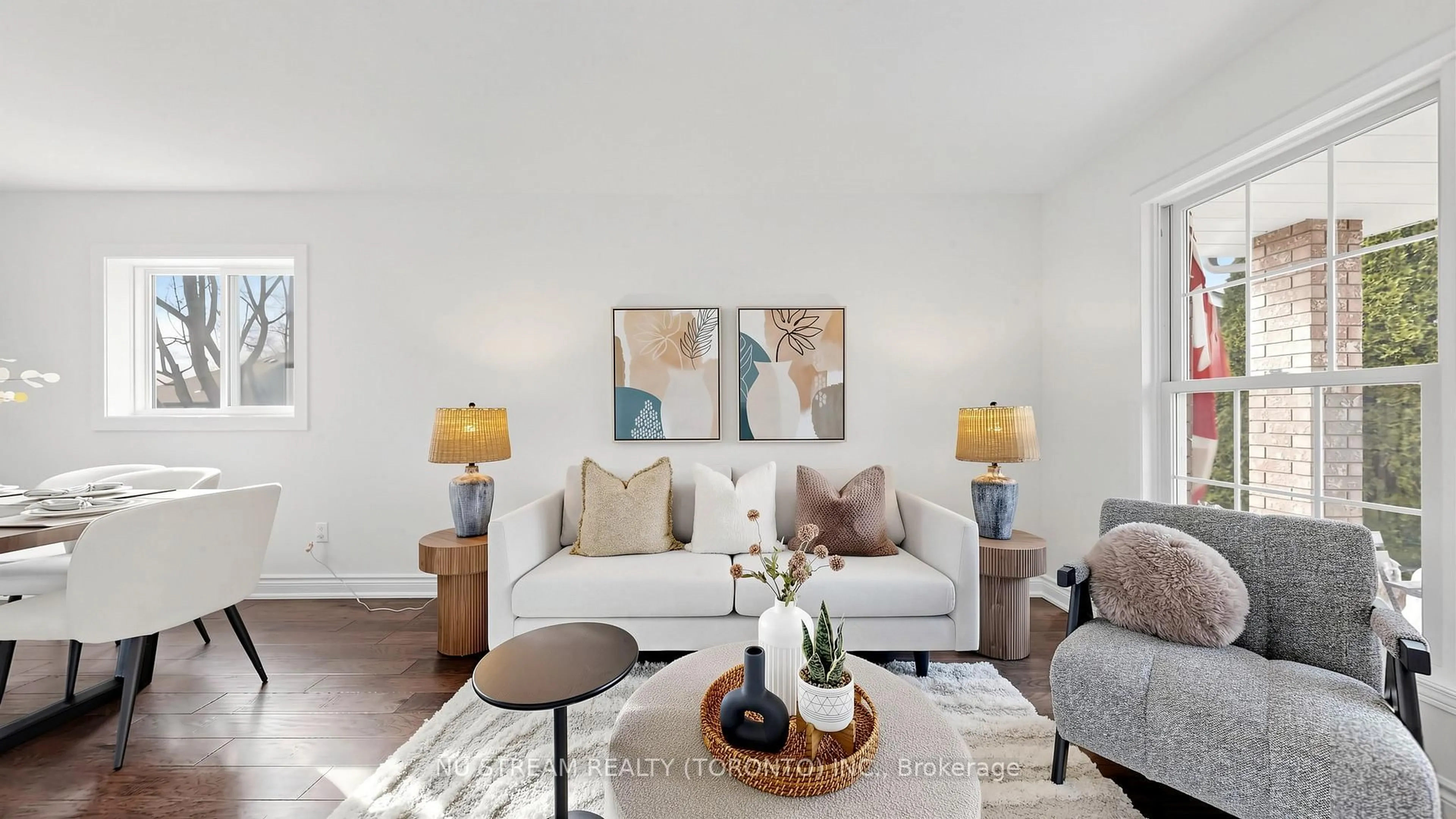 Living room with furniture, unknown for 528 Veale Pl, Newmarket Ontario L3Y 8H9