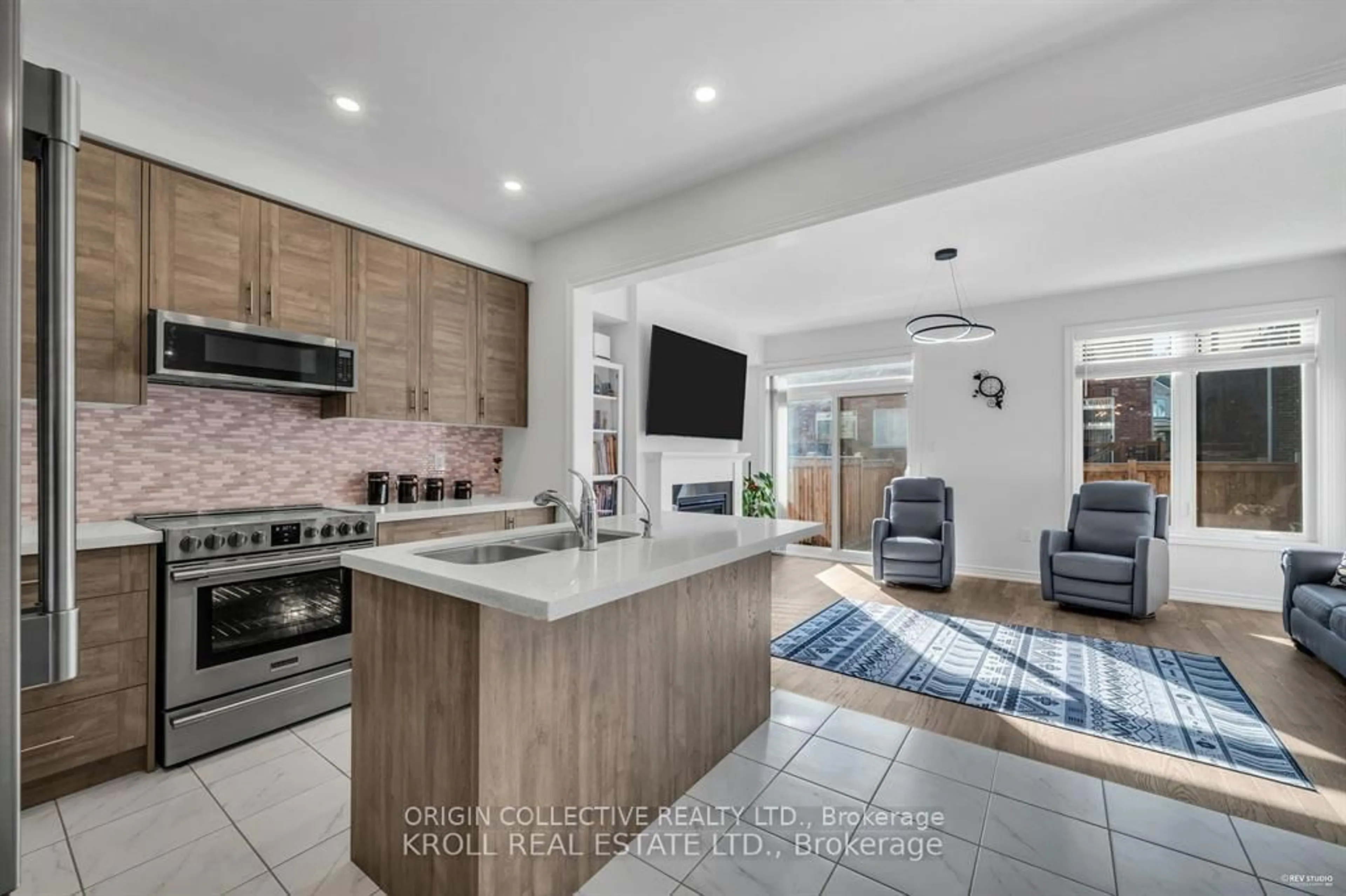 Open concept kitchen, ceramic/tile floor for 26 Frederick Taylor Way, East Gwillimbury Ontario L0G 1M0