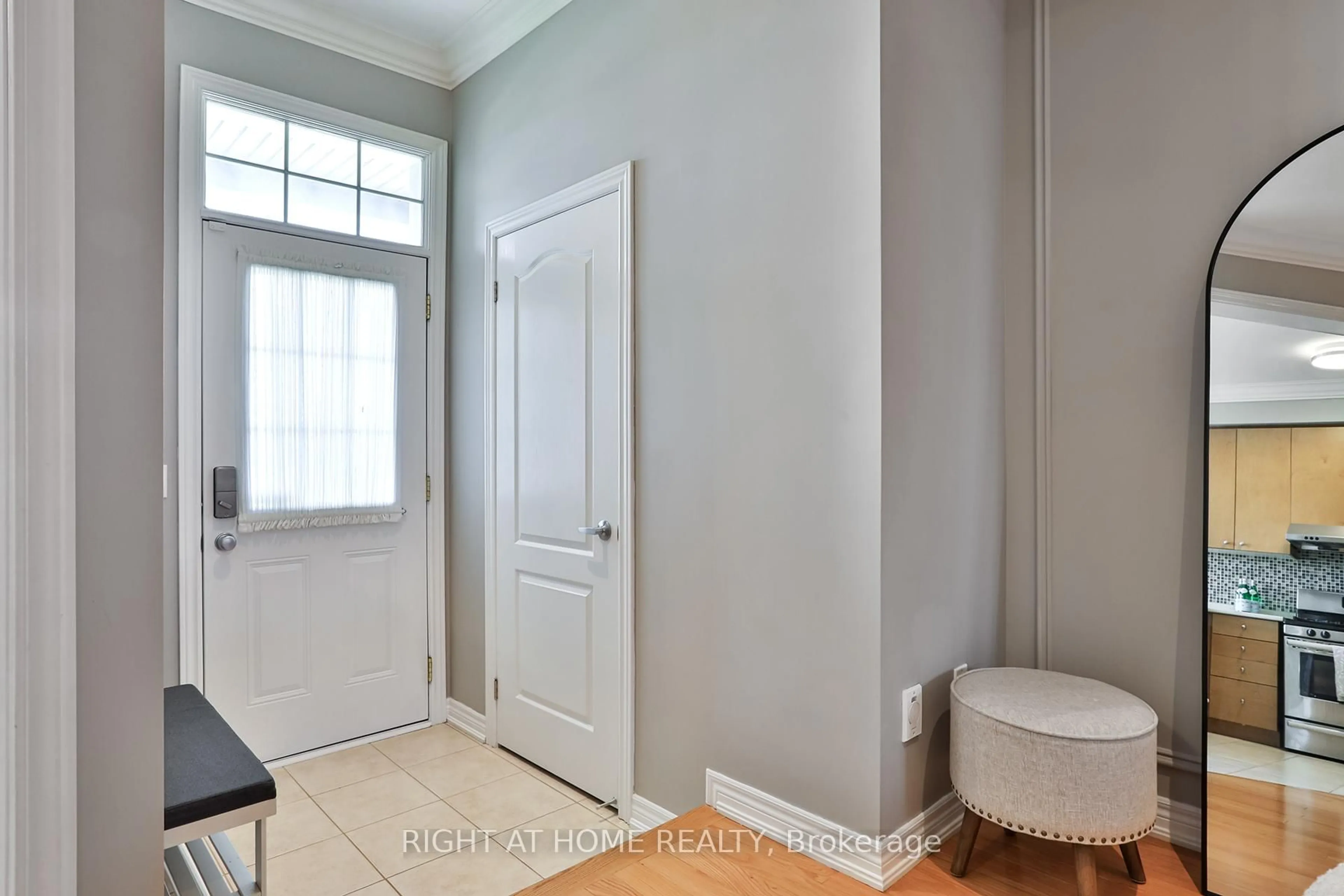 Indoor entryway for 10681 Woodbine Ave, Markham Ontario L6C 0H4