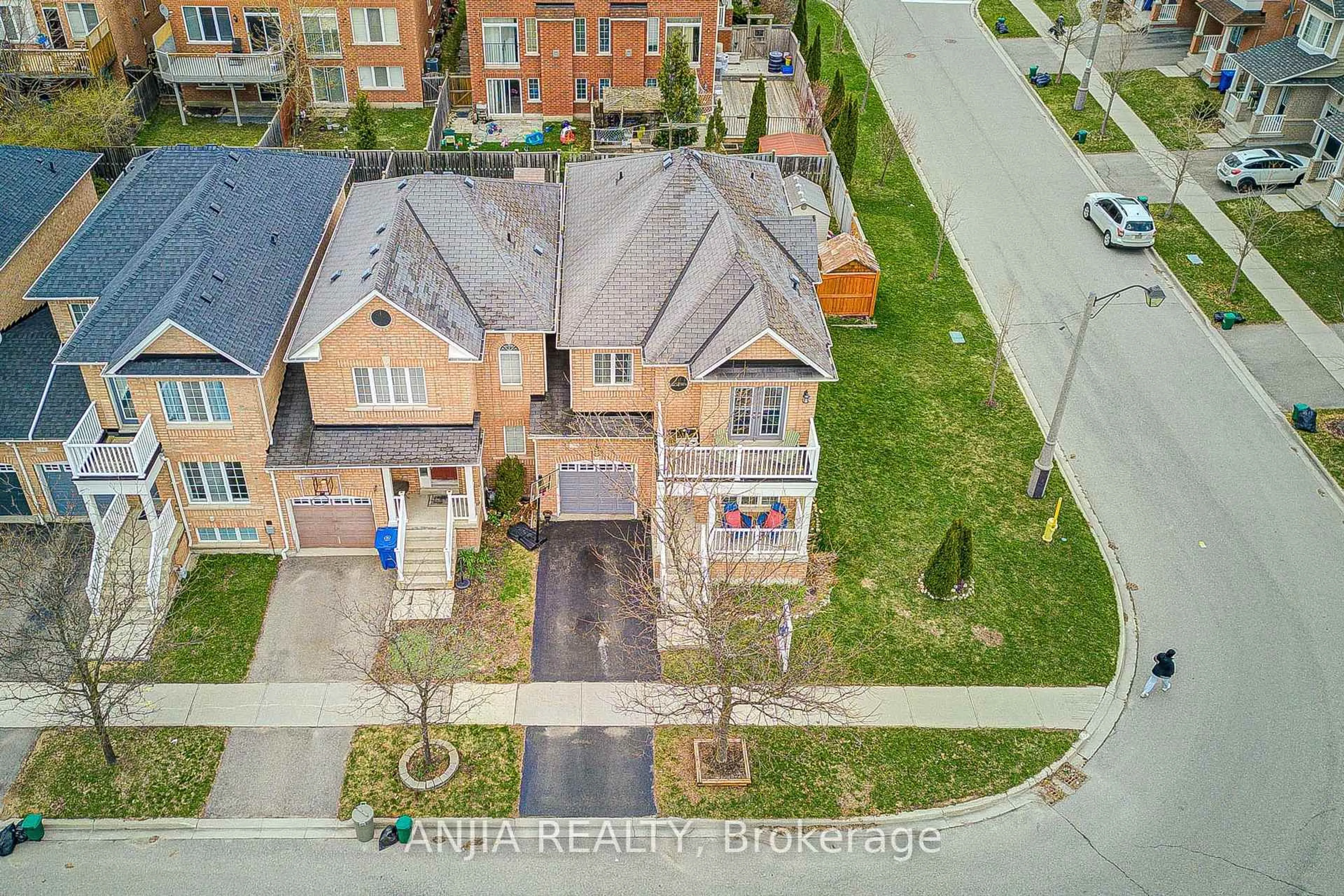 A pic from outside/outdoor area/front of a property/back of a property/a pic from drone, street for 26 Firbank Lane, Whitchurch-Stouffville Ontario L4A 0K9