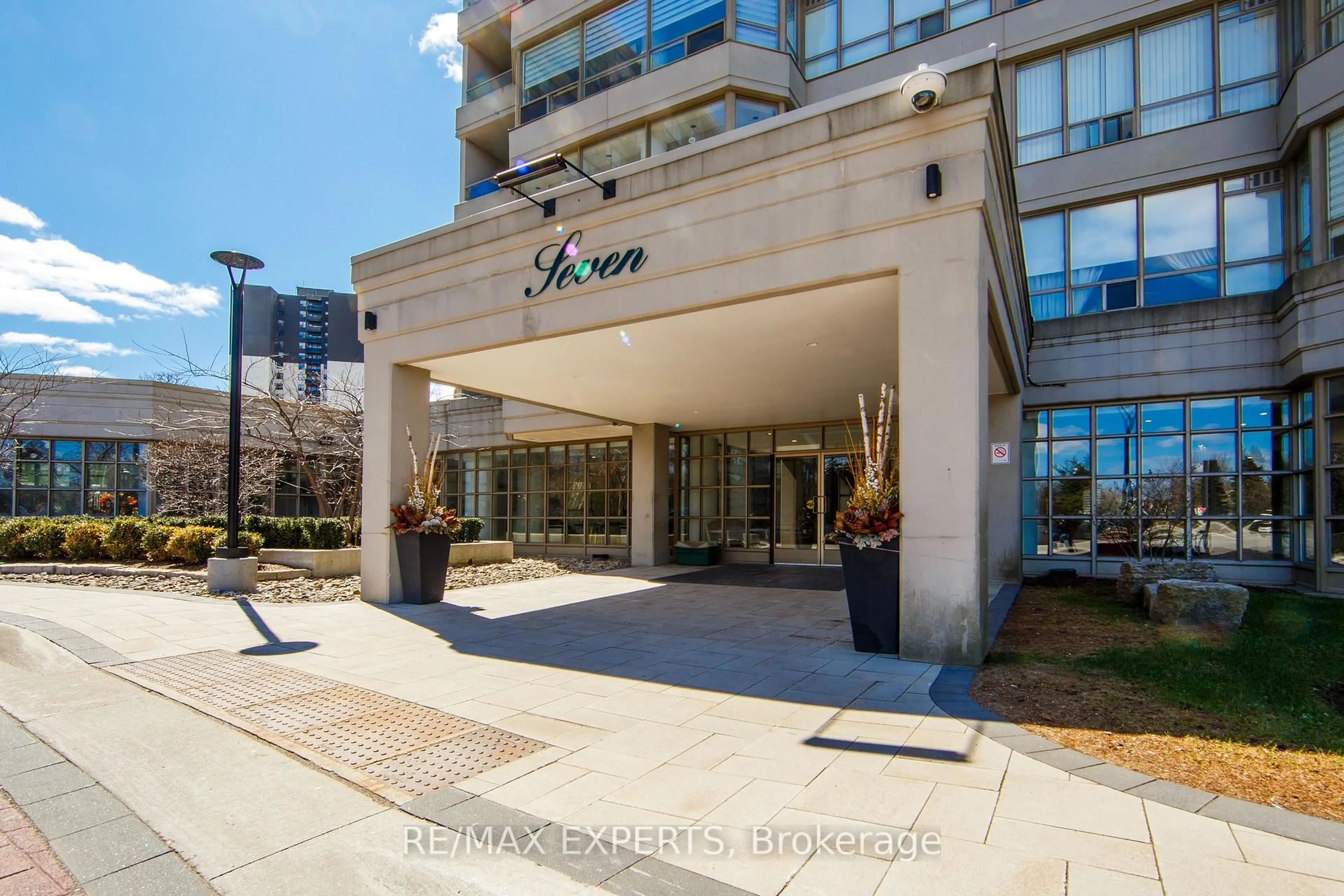 Indoor foyer for 7 Townsgate Dr #1506, Vaughan Ontario L4J 7Z9