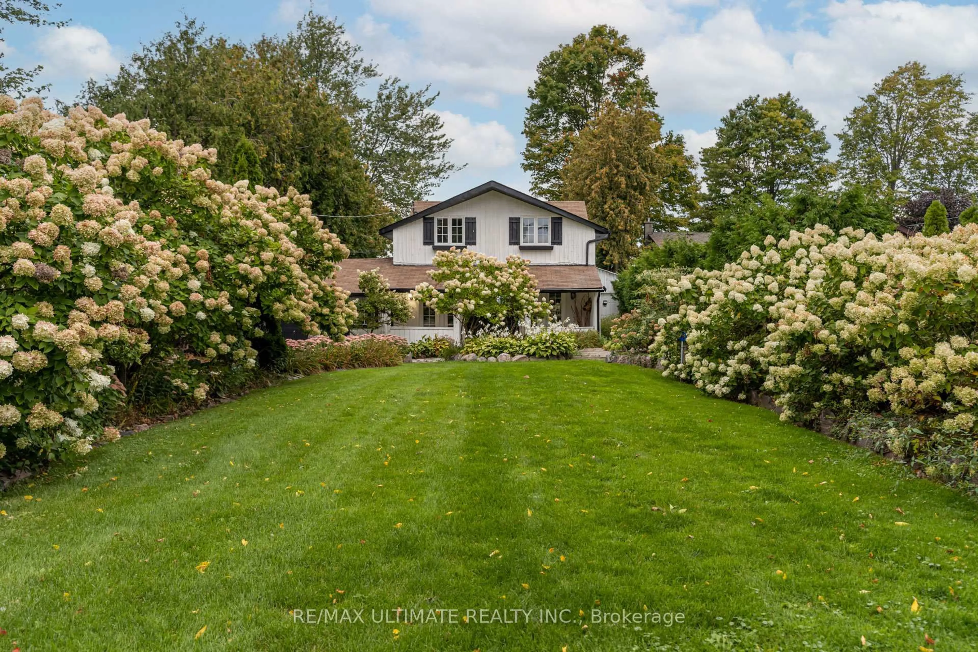 A pic from outside/outdoor area/front of a property/back of a property/a pic from drone, street for 78 Clovelly Cove, Georgina Ontario L0E 1E0