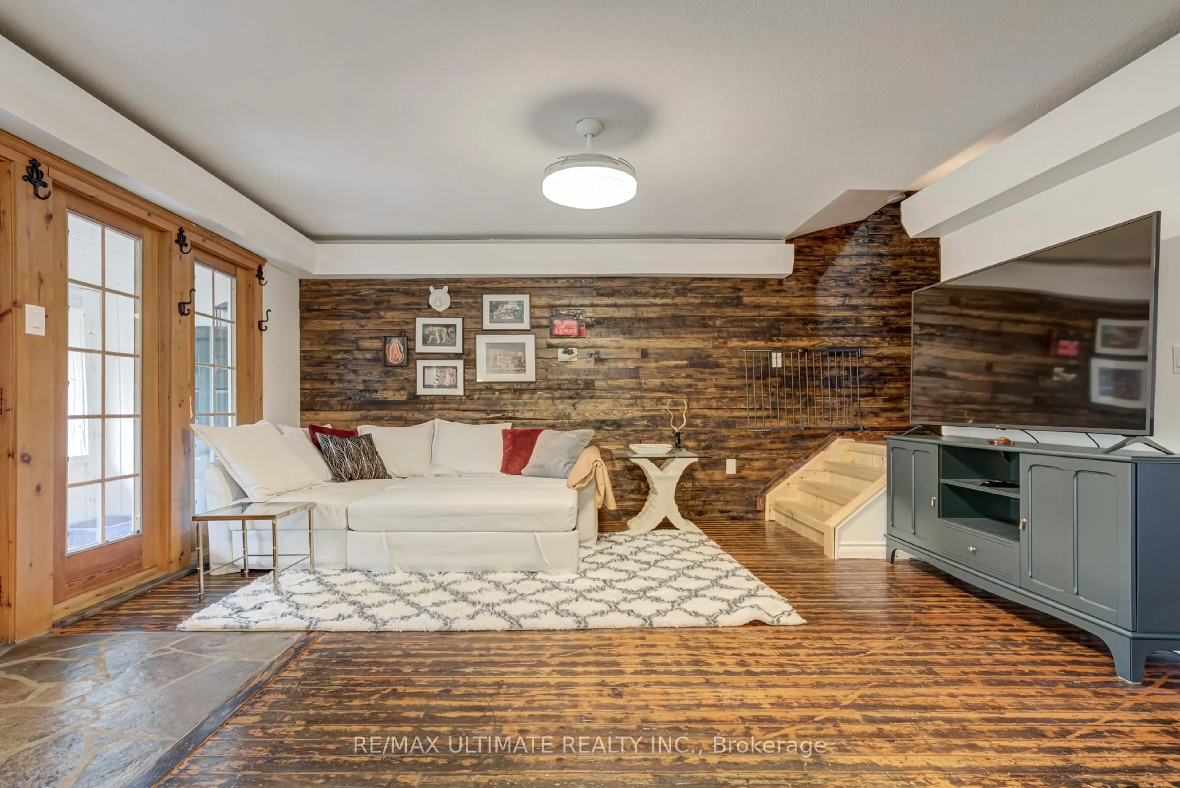 Living room with furniture, wood/laminate floor for 78 Clovelly Cove, Georgina Ontario L0E 1E0