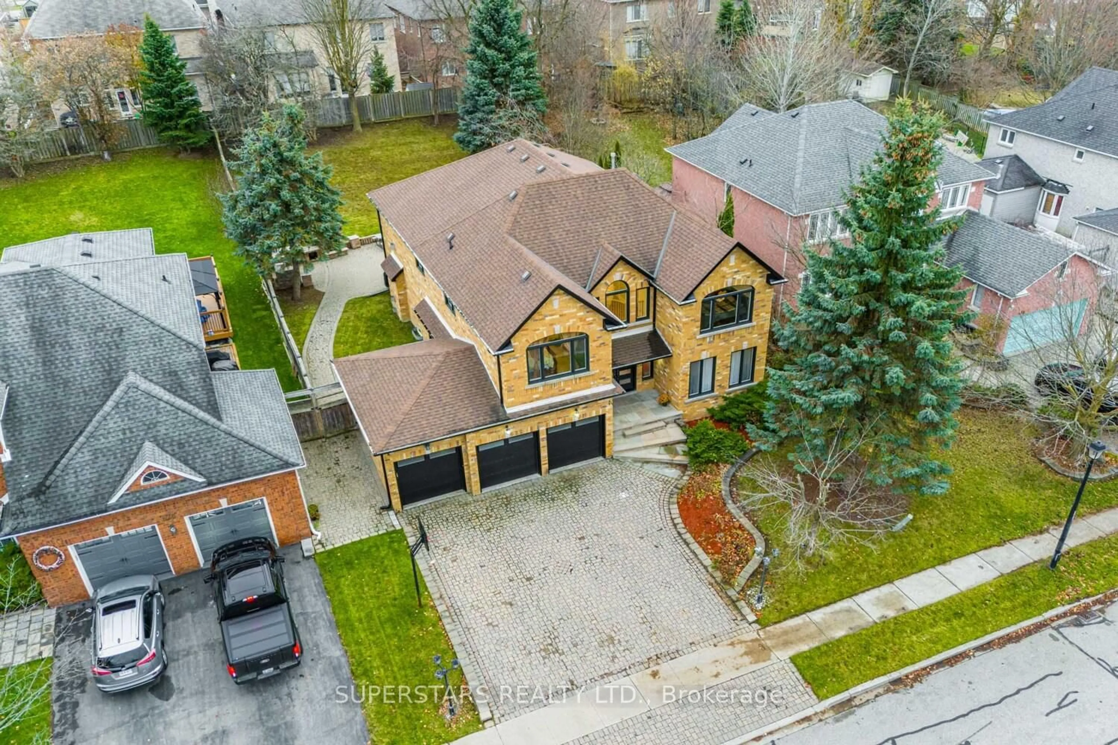 A pic from outside/outdoor area/front of a property/back of a property/a pic from drone, street for 622 Lyman Blvd, Newmarket Ontario L3X 1V9