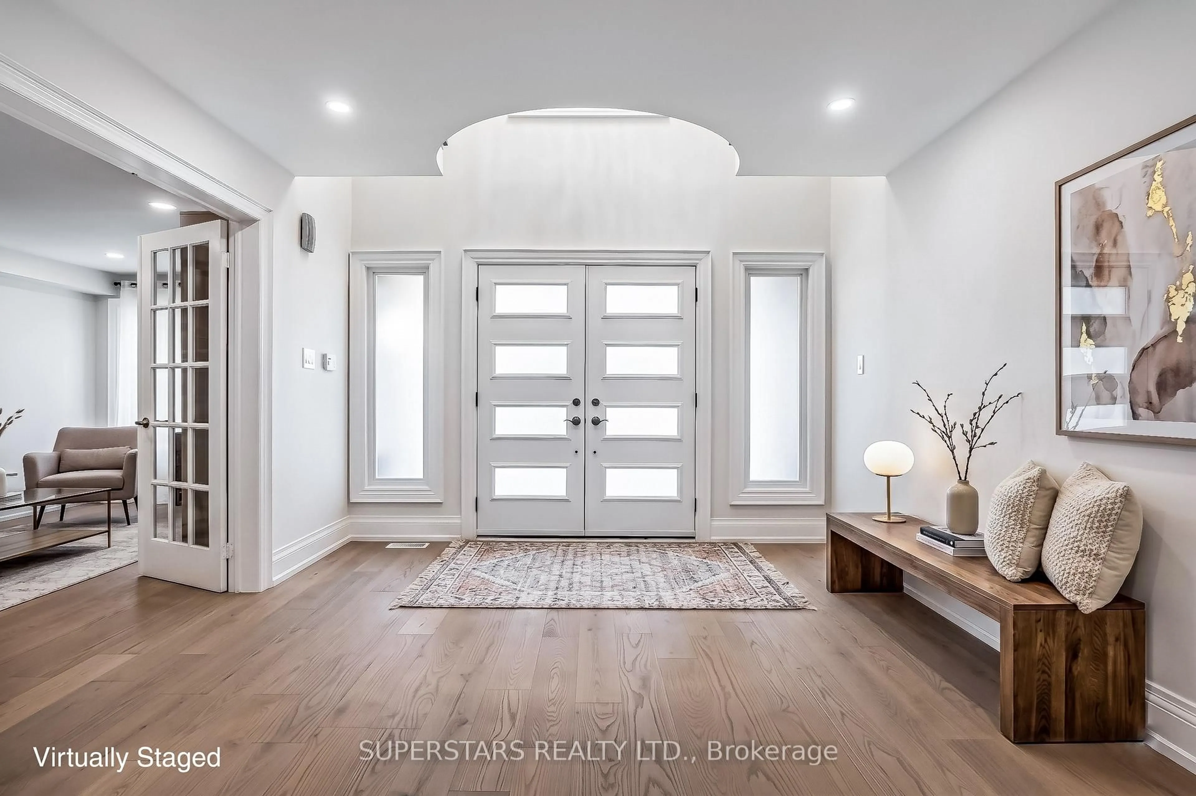 Indoor entryway for 622 Lyman Blvd, Newmarket Ontario L3X 1V9