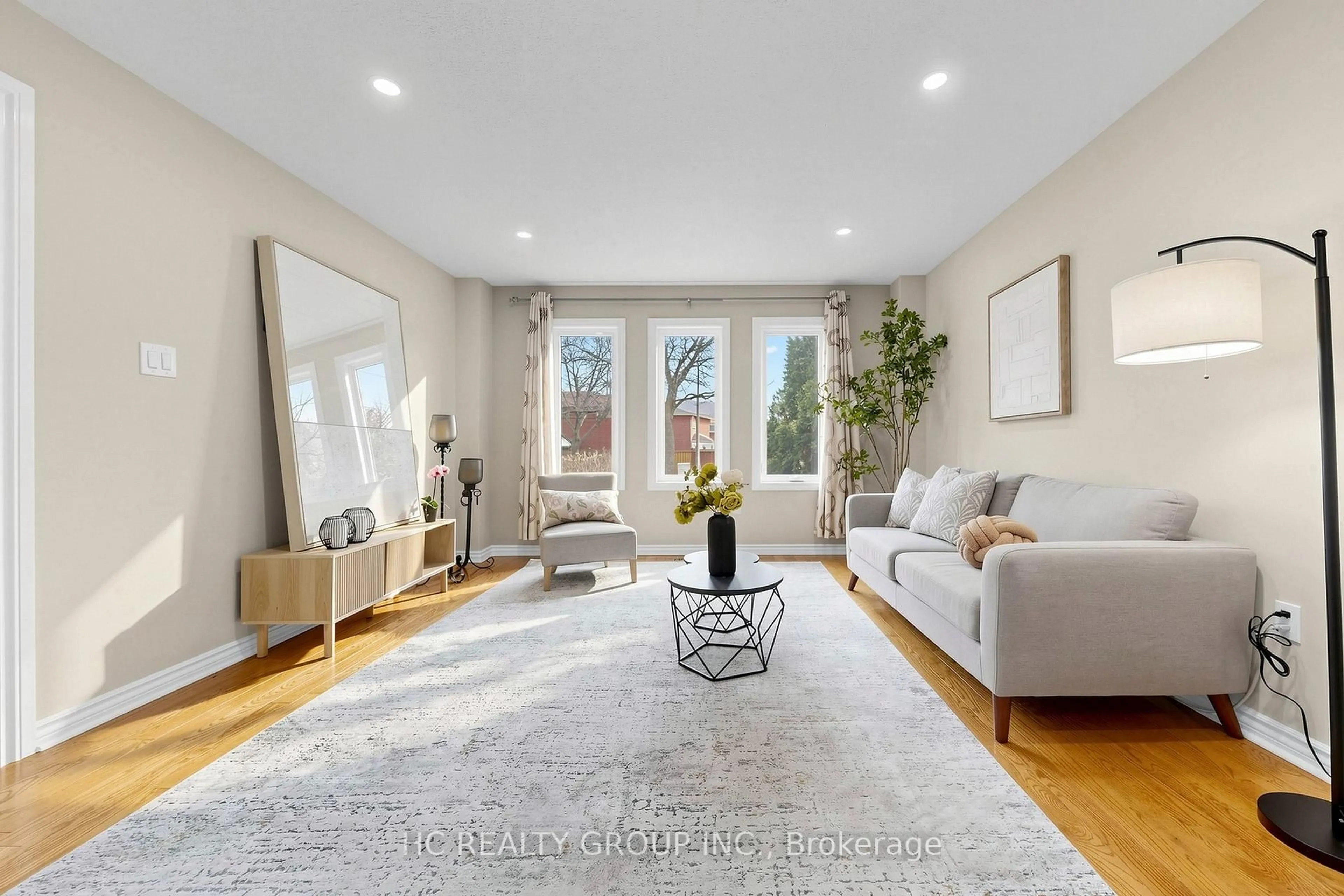 Living room with furniture, unknown for 84 Viewmark Dr, Richmond Hill Ontario L4S 1E3