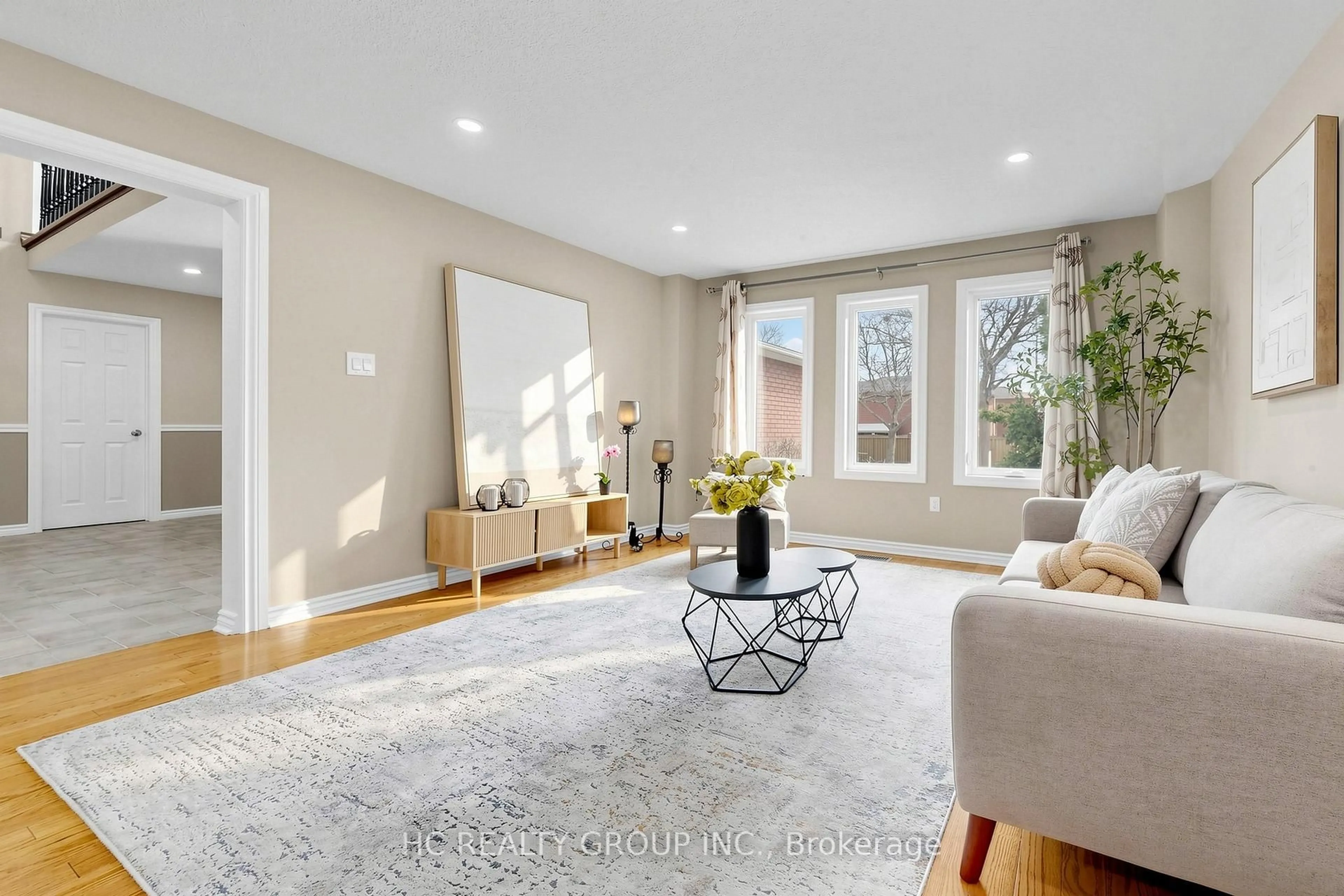 Living room with furniture, unknown for 84 Viewmark Dr, Richmond Hill Ontario L4S 1E3