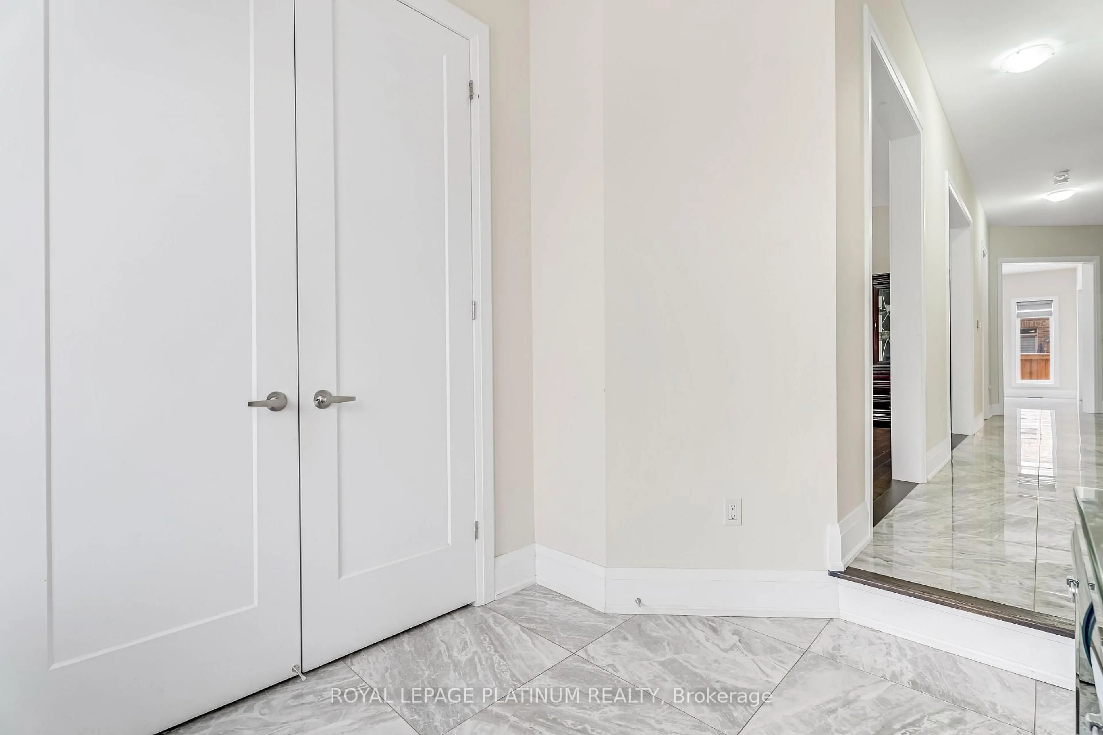 Indoor entryway for 49 Westlake Cres, Bradford West Gwillimbury Ontario L3Z 4K4