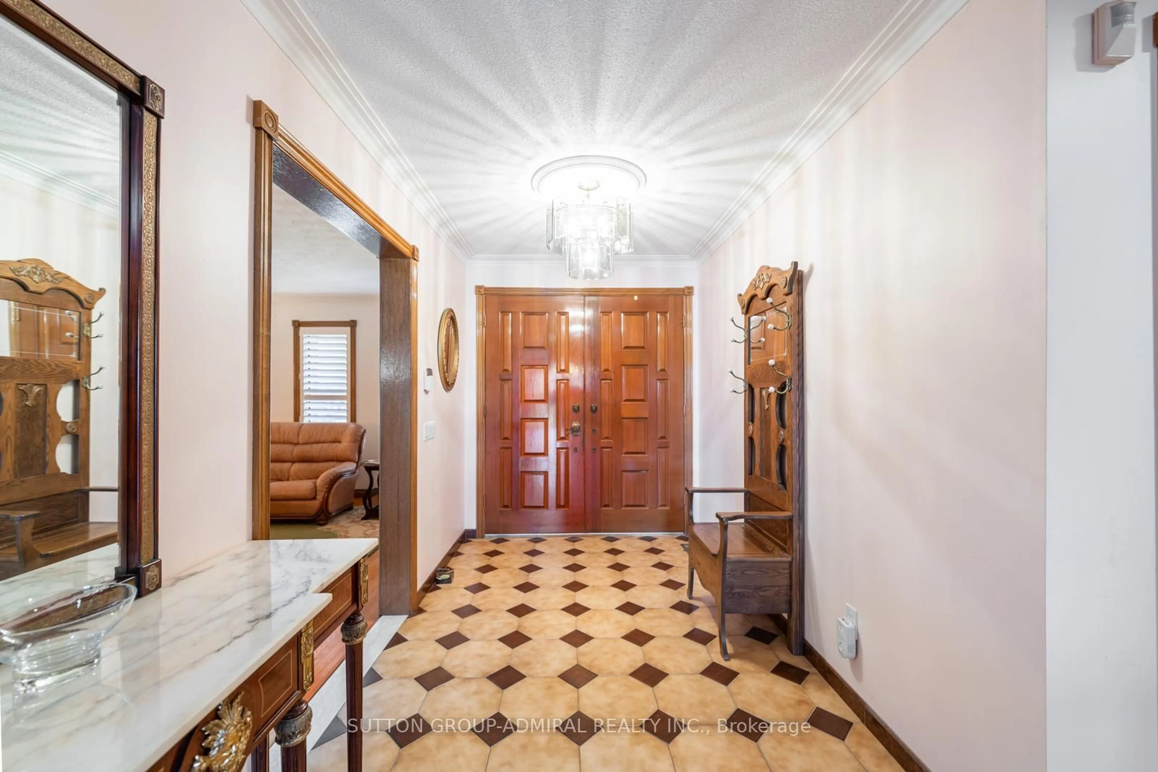 Indoor foyer for 48 Weldrick Rd, Richmond Hill Ontario L4C 3T8