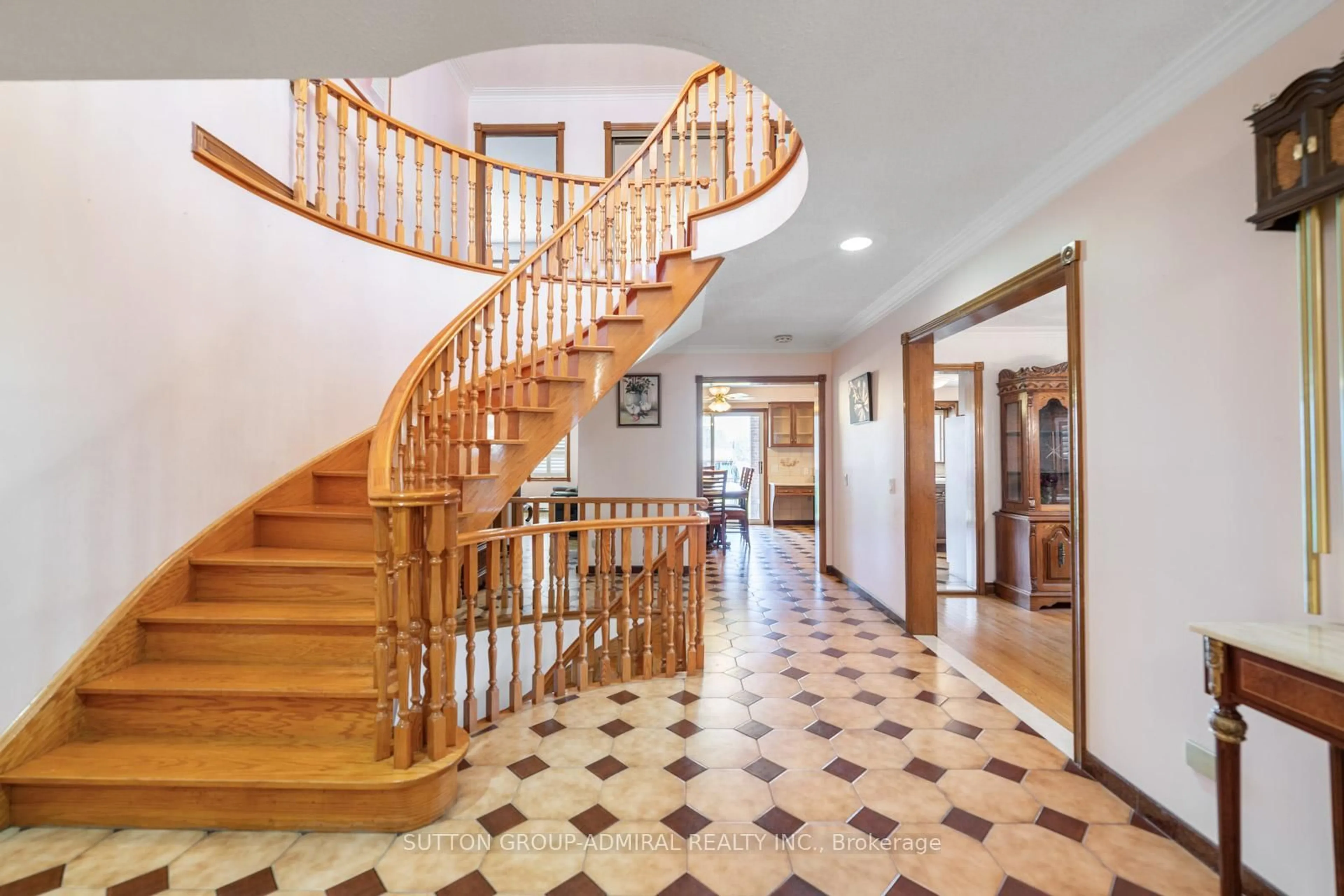 Indoor foyer for 48 Weldrick Rd, Richmond Hill Ontario L4C 3T8