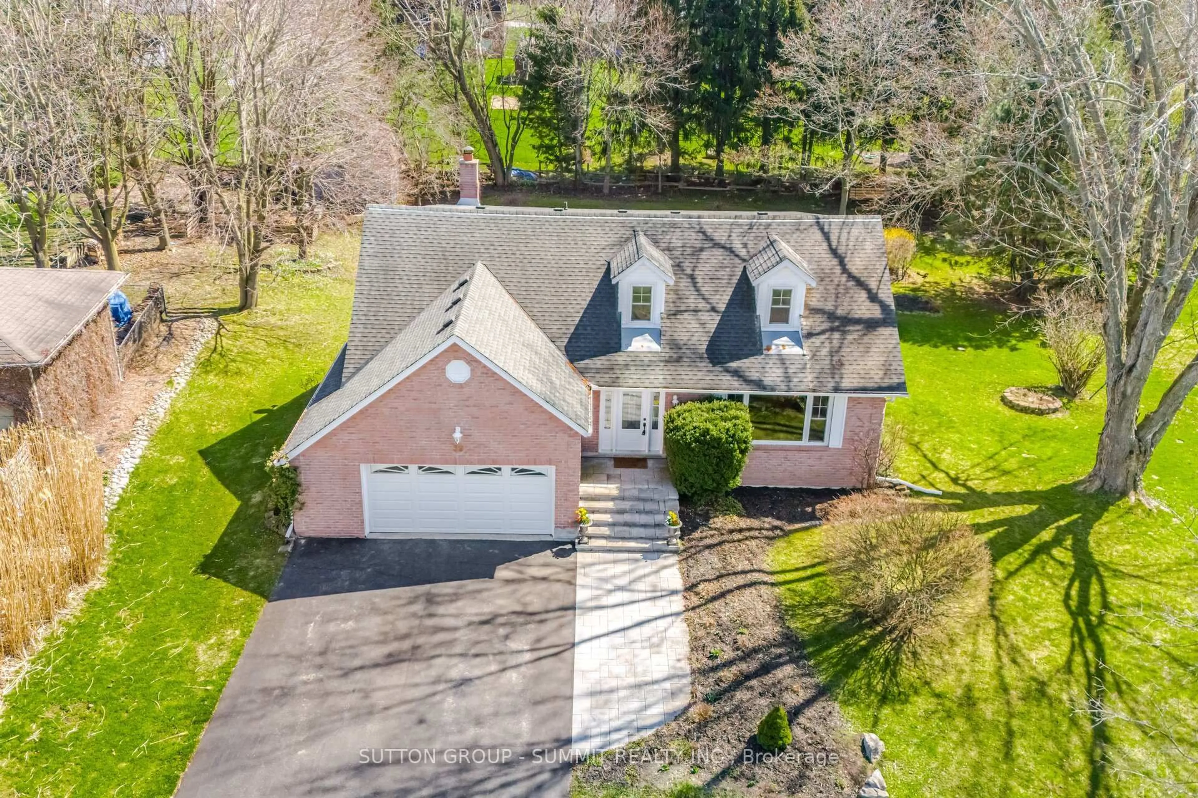 A pic from outside/outdoor area/front of a property/back of a property/a pic from drone, street for 39 Cutting Cres, King Ontario L7B 0E6