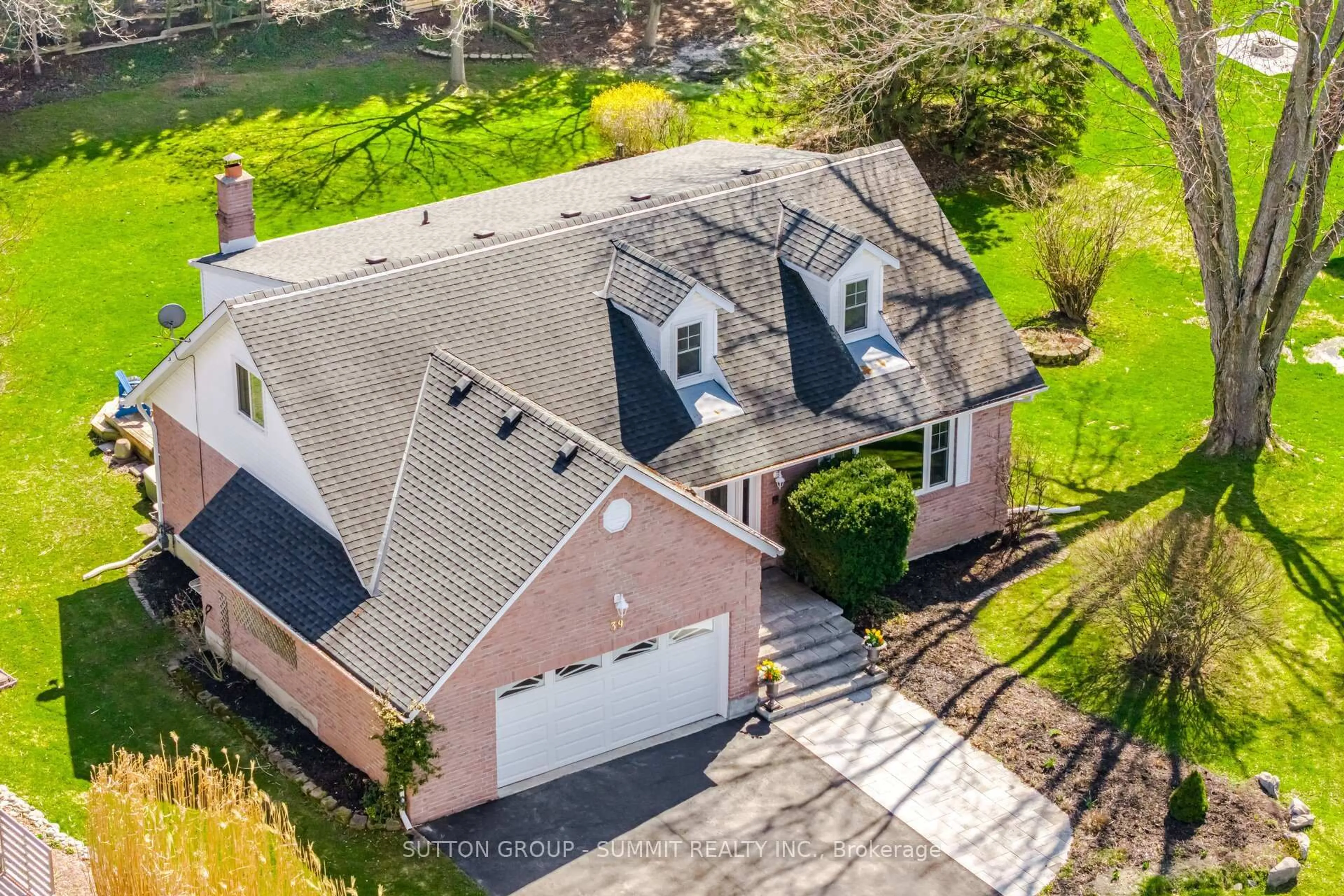A pic from outside/outdoor area/front of a property/back of a property/a pic from drone, street for 39 Cutting Cres, King Ontario L7B 0E6