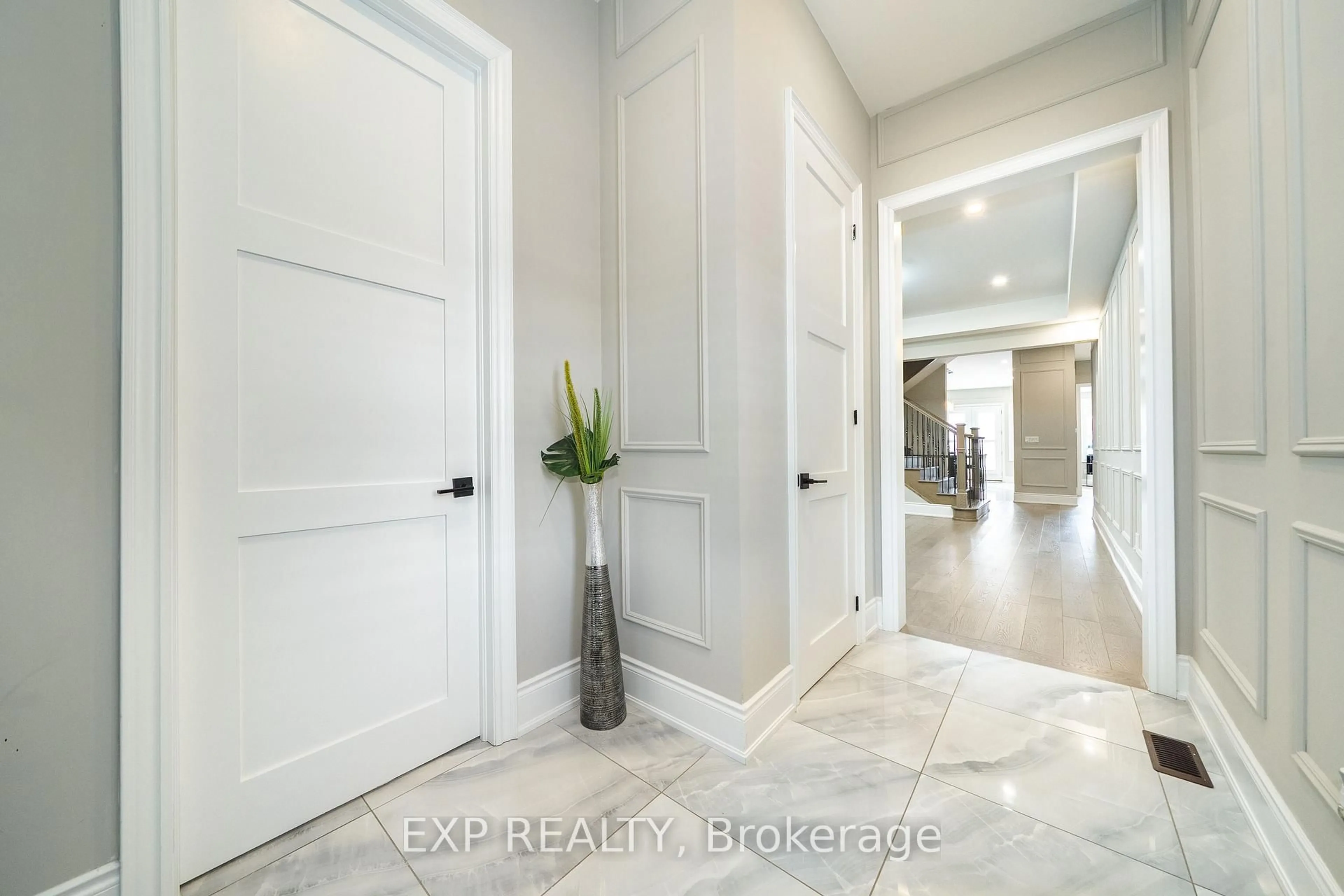 Indoor entryway for 164 Milky Way Dr, Richmond Hill Ontario L4C 4Y3