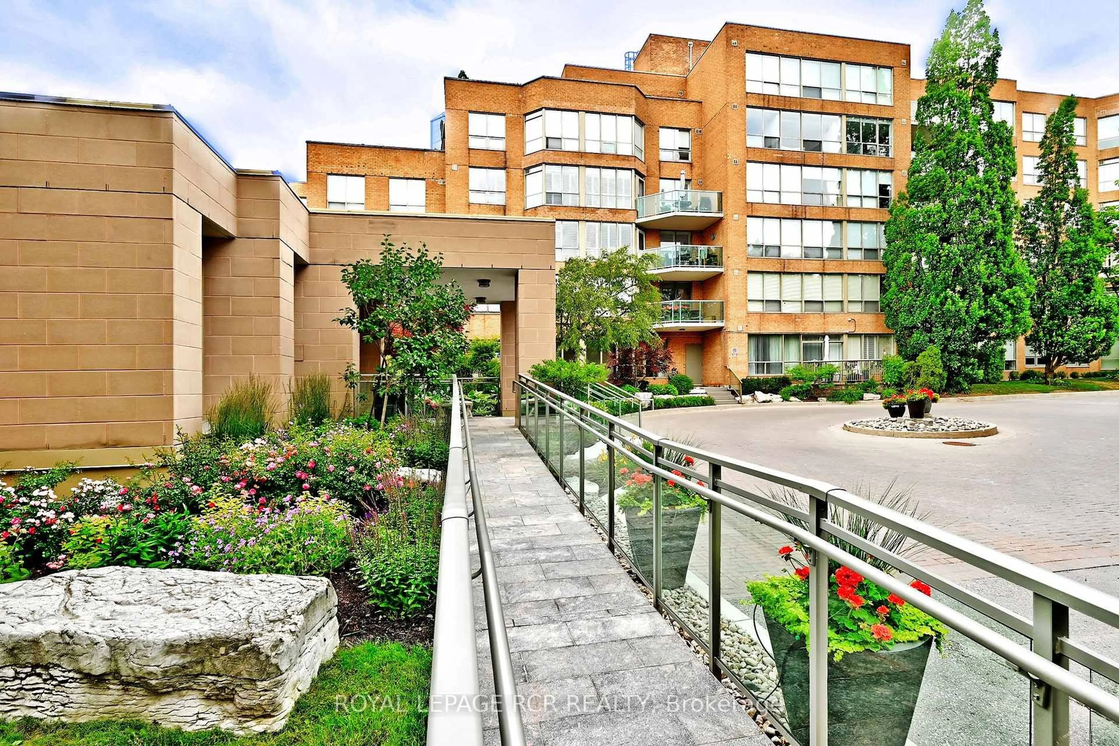 Patio, building for 14924 Yonge St #509, Aurora Ontario L4G 6H7